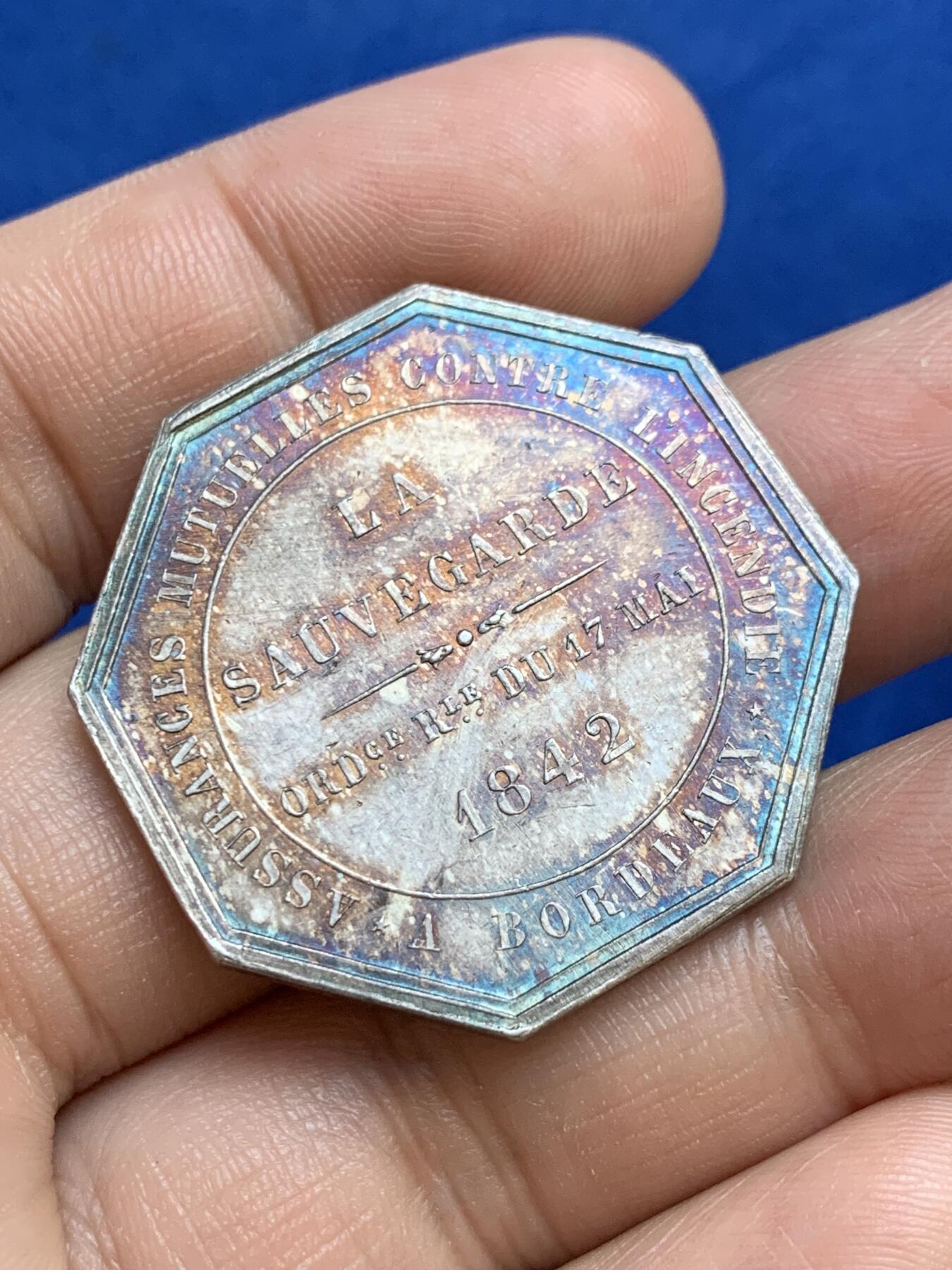 《竞宝斋》第271场-八角与章专场 周日，周一，周二  3场连拍 （全场包邮） 法国JETON银质八角，波尔多互助火灾保险公司，直径35.2毫米，重18.84克，边铭：1860-1879蜜蜂