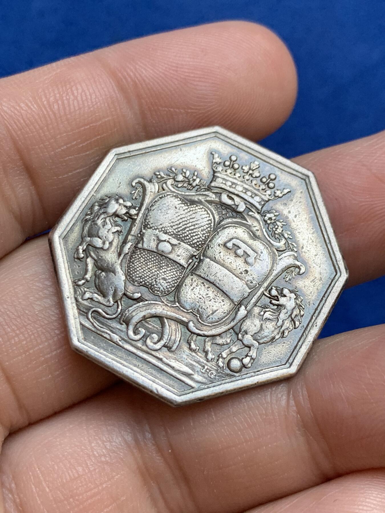 《竞宝斋》第271场-八角与章专场 周日，周一，周二  3场连拍 （全场包邮） 法国八角银章，早期贵族双狮盾徽，14.19g，33mm，早期无边铭