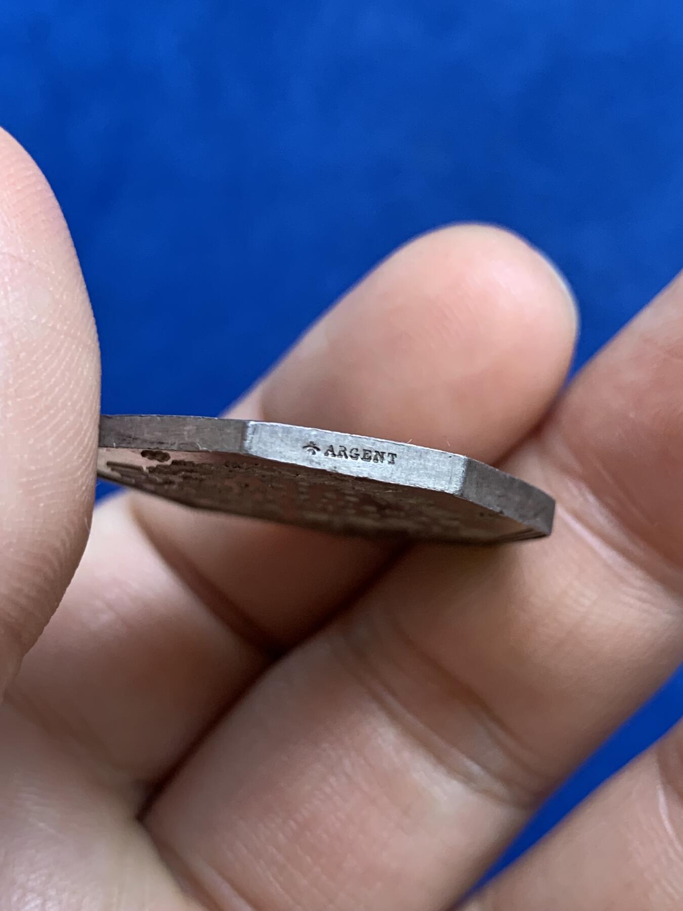 《竞宝斋》第271场-八角与章专场 周日，周一，周二  3场连拍 （全场包邮） 法国1864年夏朗东勒蓬市政管理八角银质代币，12.05g，28.9mm，1860-1879年蜜蜂边铭