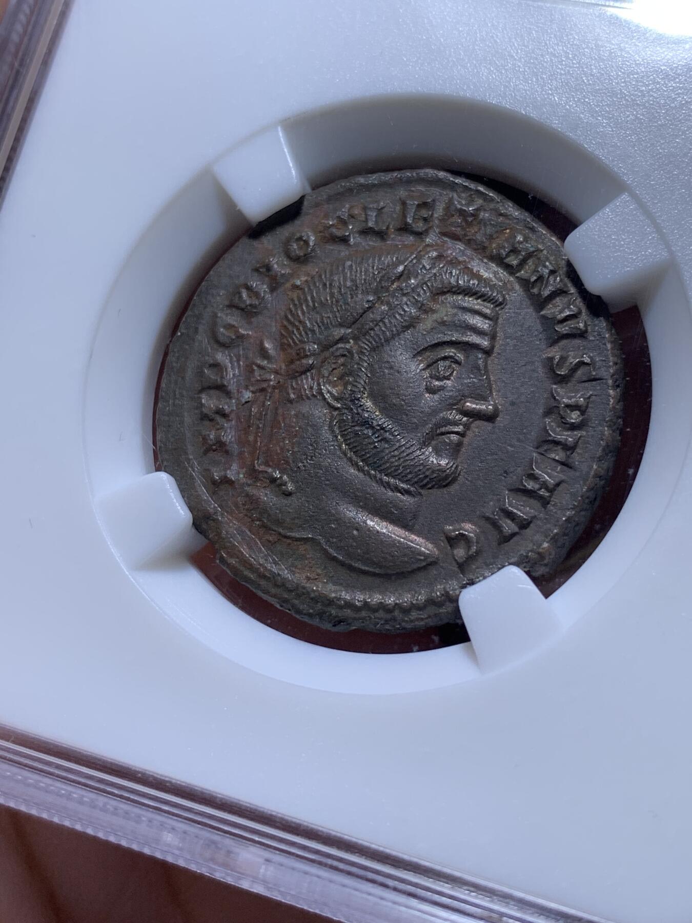 《竞宝斋》第269场- 周日，周一，周二  3场连拍 （全场包邮） 奈斯评级 AU 古罗马戴克里先皇帝富利大铜币  著名的四帝共治皇帝 背财富女神寓意好 艺术性好观感极佳