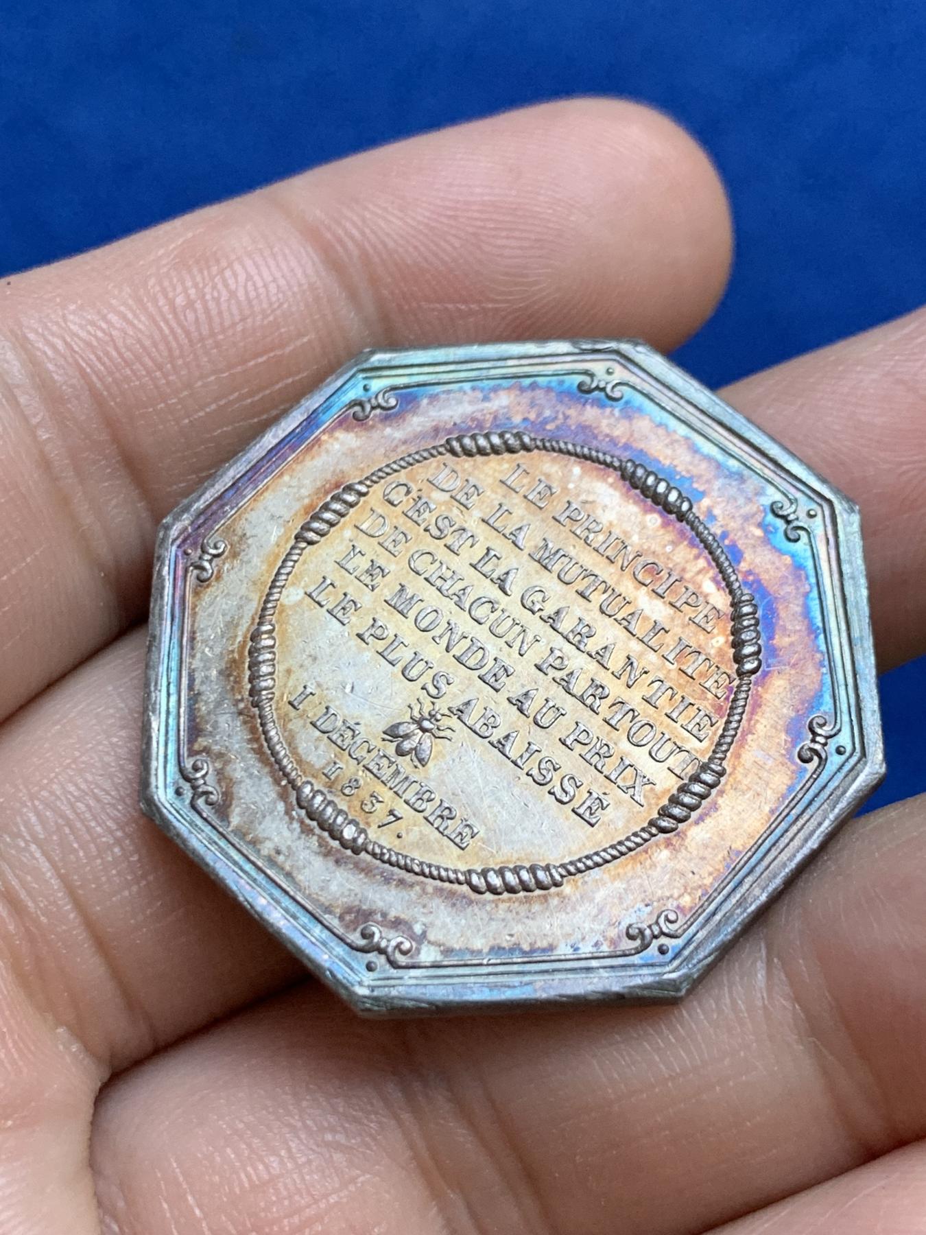 《竞宝斋》第271场-八角与章专场 周日，周一，周二  3场连拍 （全场包邮） 法国八角银章，巴黎火灾互助保险公司，18.03g，35.6mm，手指边铭