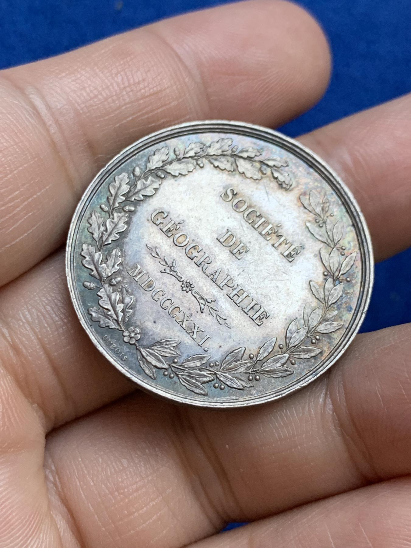 《竞宝斋》第271场-八角与章专场 周日，周一，周二  3场连拍 （全场包邮） 法国科学院和学术团体地理学会银质jeton，14.09g，33mm，早期无边铭