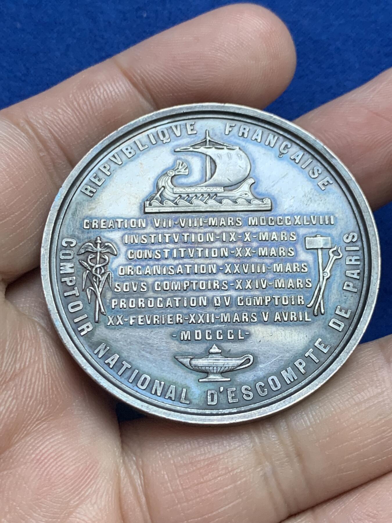 《竞宝斋》第271场-八角与章专场 周日，周一，周二  3场连拍 （全场包邮） 法国巴黎折扣银行银章，38.16g，45.3mm，手指边铭