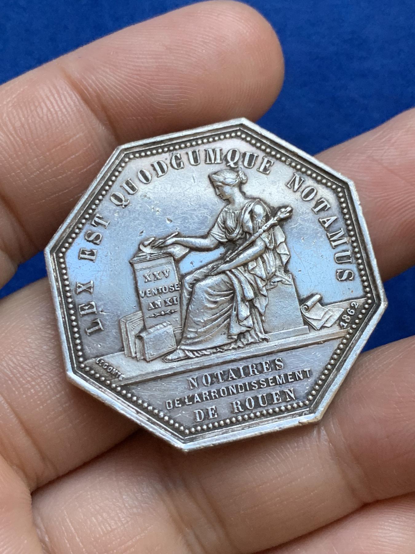 《竞宝斋》第271场-八角与章专场 周日，周一，周二  3场连拍 （全场包邮） 法国拿破仑三世鲁昂公证人八角银质代币，22.05g，36.2mm，蜜蜂边铭