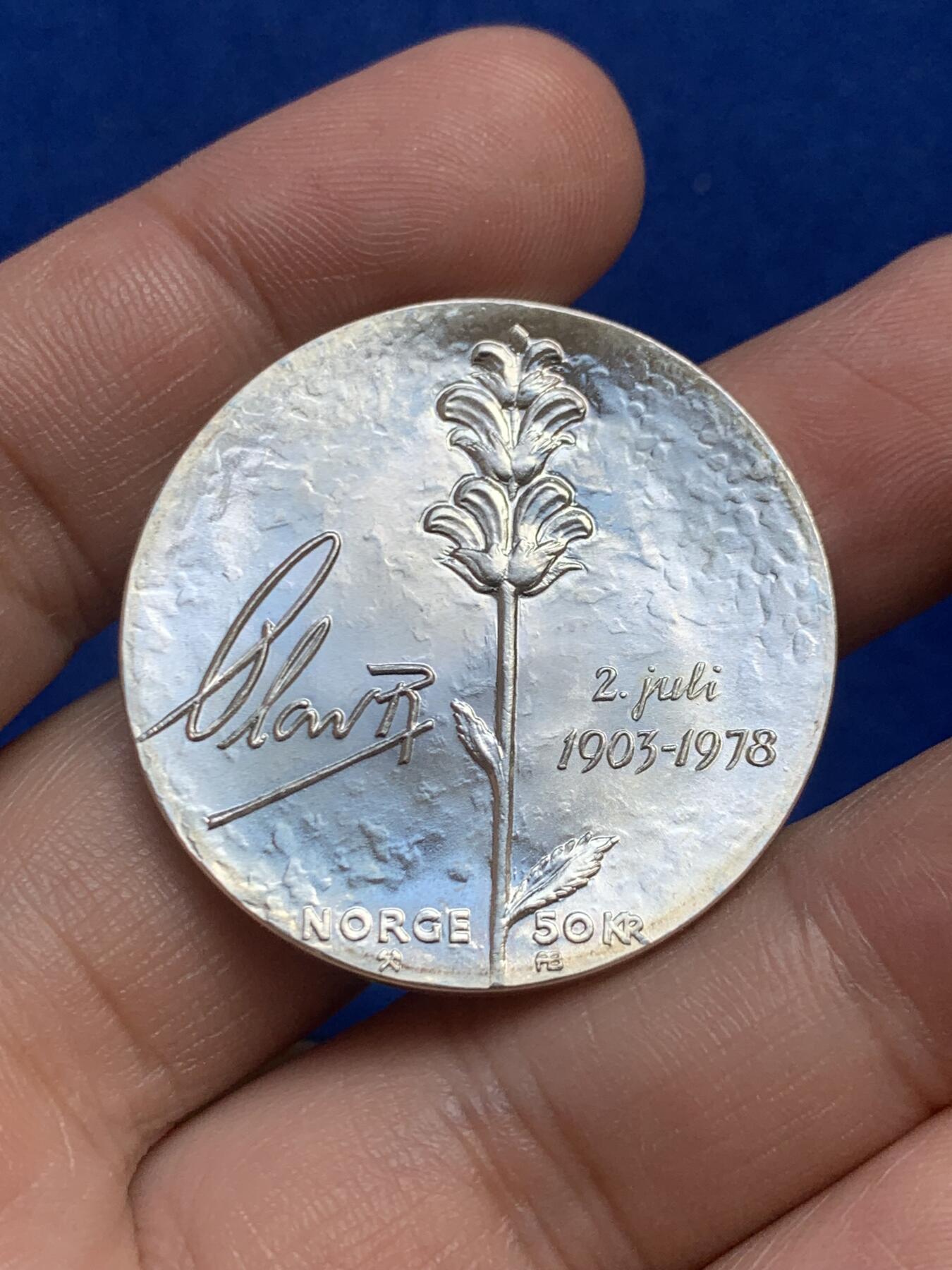 《竞宝斋》第269场- 周日，周一，周二  3场连拍 （全场包邮） 1978年挪威50克朗大银币 奥拉夫五世75岁纪念 凹底板深浮雕头像 纪念章的设计深度 原光非常漂亮