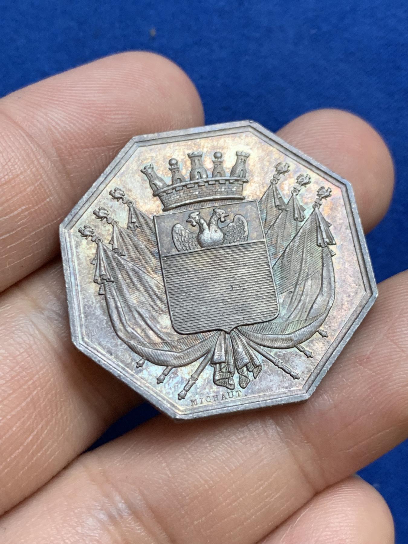 《竞宝斋》第271场-八角与章专场 周日，周一，周二  3场连拍 （全场包邮） 法国凡尔赛市政委员会八角银质代币，15.37g，32.7mm，早期无边铭