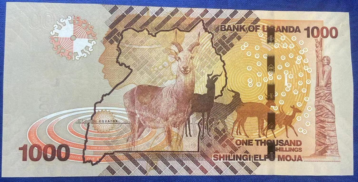 【炜奕收藏】世界精选纸币裸钞专场 2015年乌干达1000先令，UNC-品相，左边出厂裁切不均匀，号码数3无47，夹豹子号