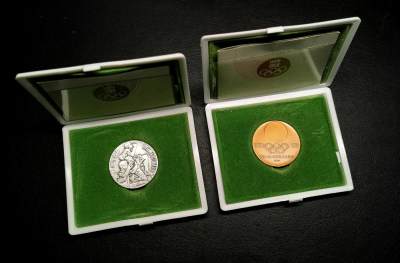 凡希社世界钱币微拍第二百六十九期 - 1964日本奥运银铜纪念章两枚附原盒证书！