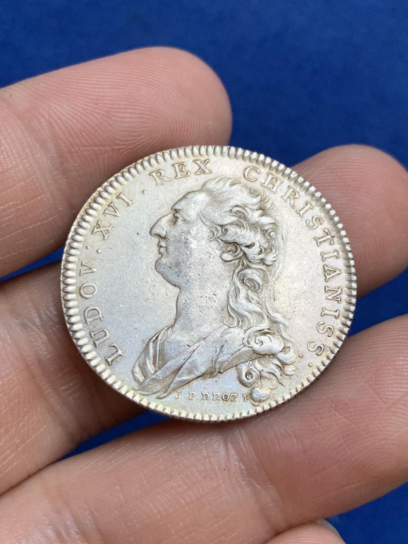 《竞宝斋》第271场-八角与章专场 周日，周一，周二  3场连拍 （全场包邮） 法国路易十六时皇家建筑银质代币，9.64g，30.6mm