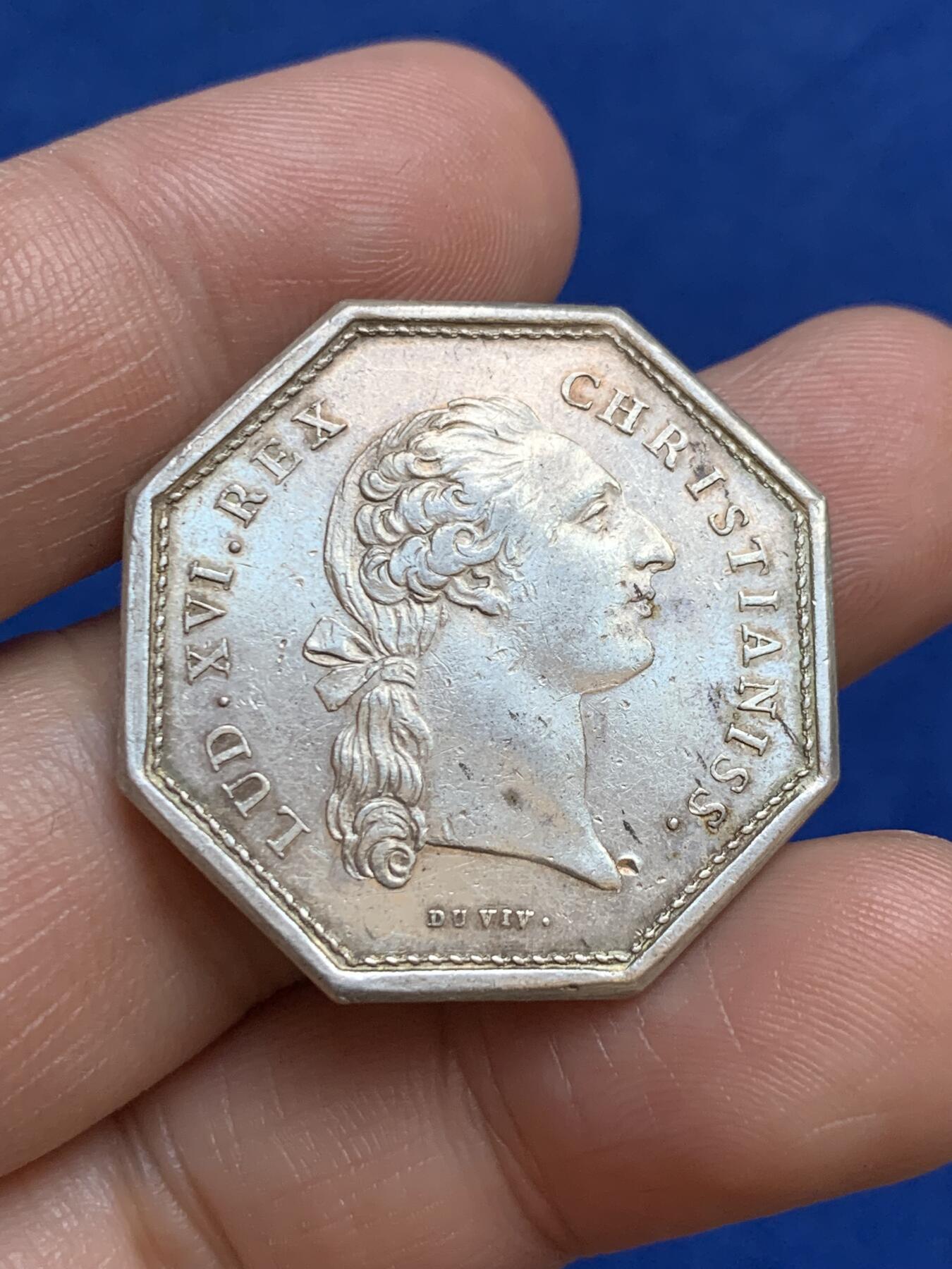 《竞宝斋》第271场-八角与章专场 周日，周一，周二  3场连拍 （全场包邮） 法国1775年宗教神职人员集会八角银质代币，13.61g，32.0mm，1832年之前无边铭