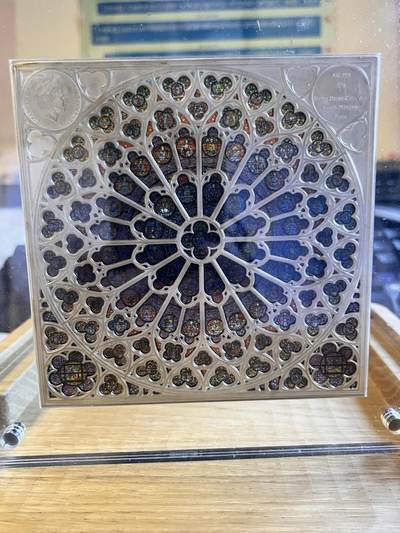 【海寕潮】拍卖第111期 - 【海寧潮】所罗门2020年巴黎圣母院玫瑰花窗镶嵌彩色玻璃银币带盒证书,80克，999银，发行量300枚