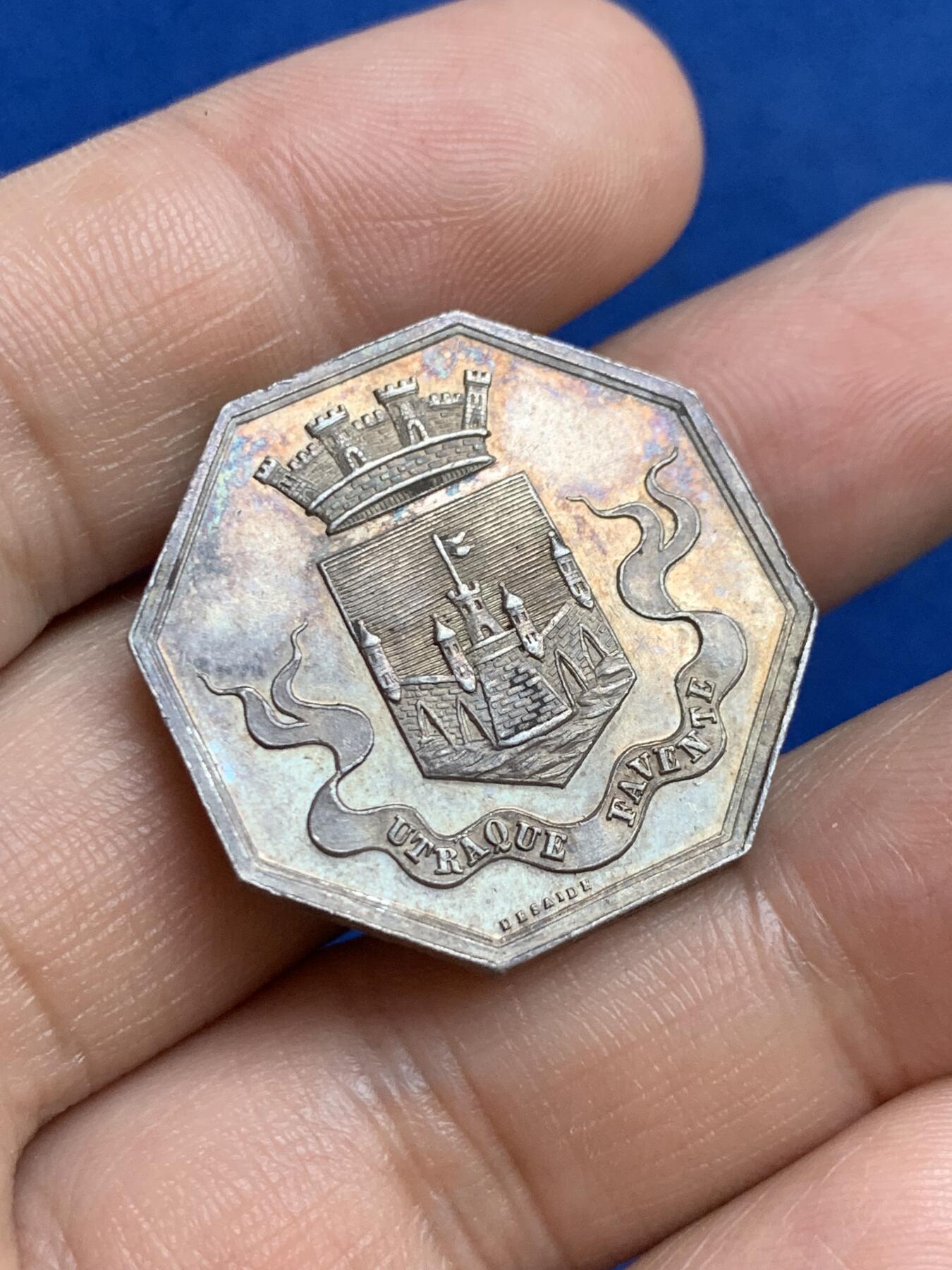 《竞宝斋》第271场-八角与章专场 周日，周一，周二  3场连拍 （全场包邮） 法国1864年夏朗东勒蓬市政管理八角银质代币，12.05g，28.9mm，1860-1879年蜜蜂边铭