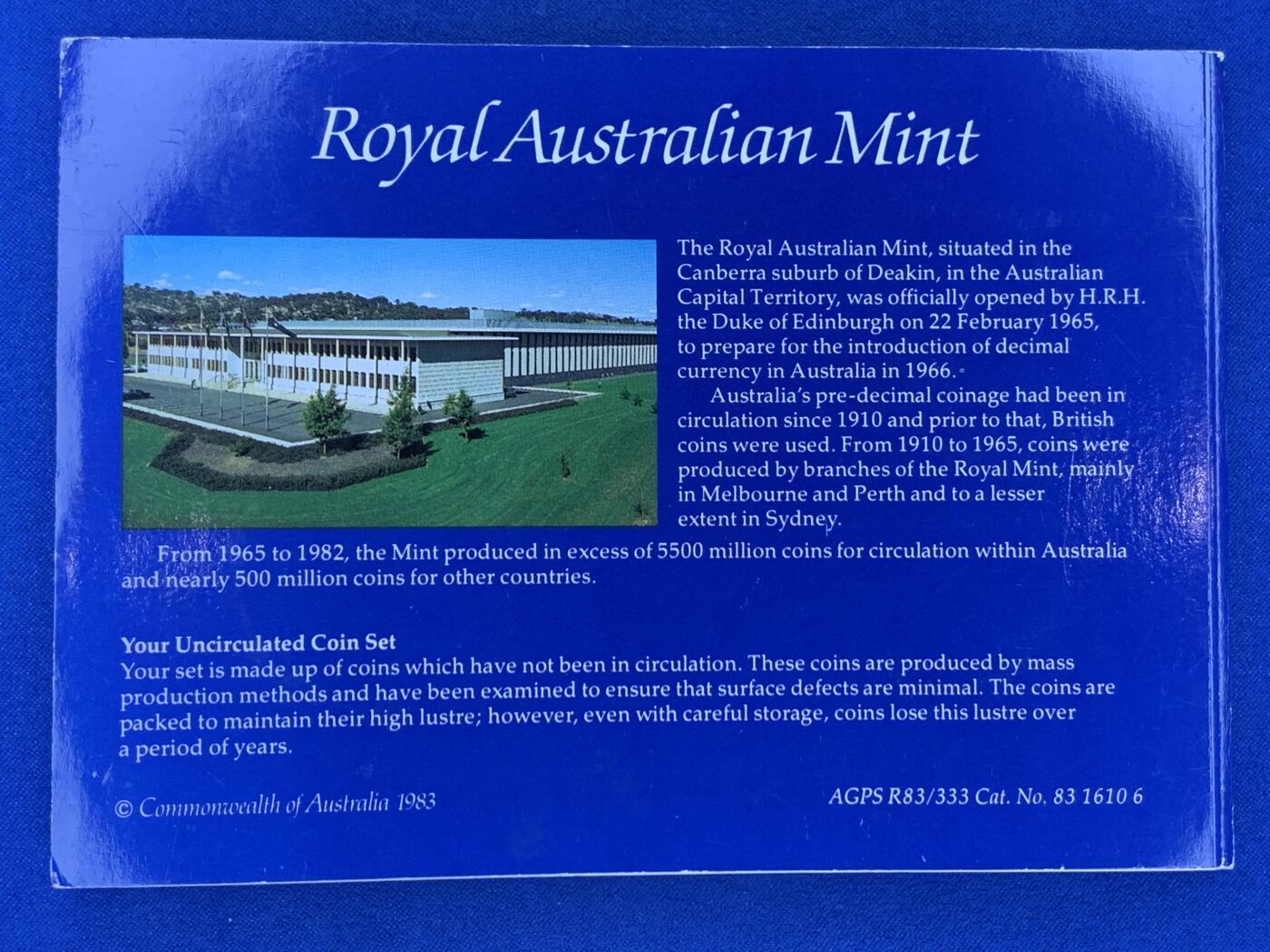 《竞宝斋》第269场- 周日，周一，周二  3场连拍 （全场包邮） 1984年澳大利亚皇家造币厂官方套币（日本市场发售，单独带日文证书）+精典袋鼠1澳元官方装祯册（首年，单独发行）组成一套。少见。