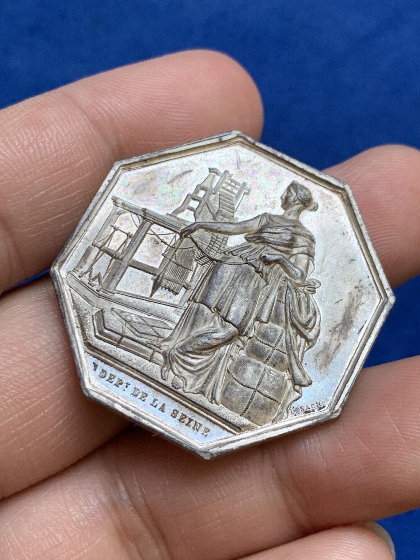 《竞宝斋》第271场-八角与章专场 周日，周一，周二  3场连拍 （全场包邮） 法国JETON银质八角，塞纳河工会，直径35.7毫米，重18.38克，边铭1845-1860手指