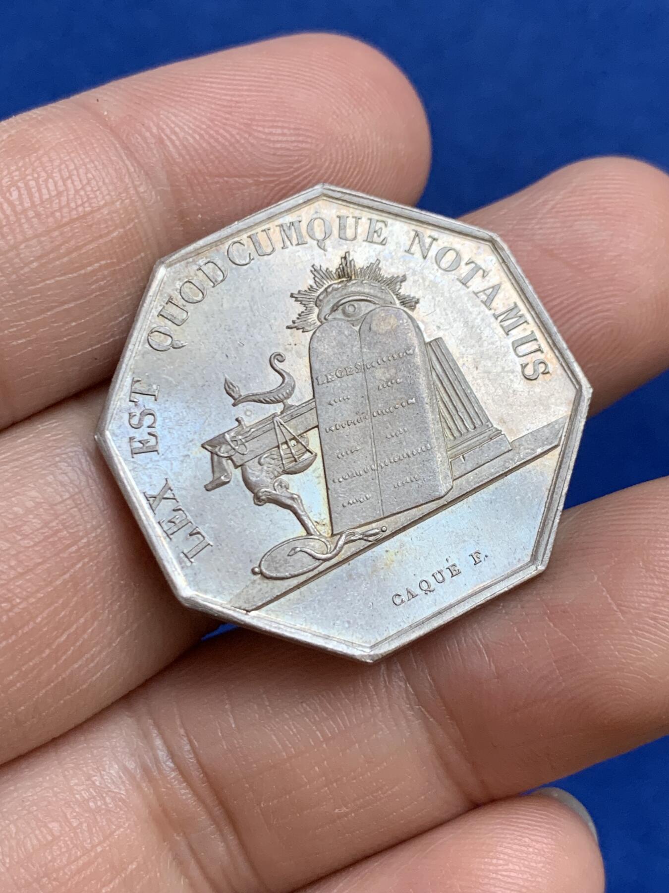 《竞宝斋》第271场-八角与章专场 周日，周一，周二  3场连拍 （全场包邮） 法国八角银质代币，欧塞尔公证人，12.61g，30.5mm，手指边铭