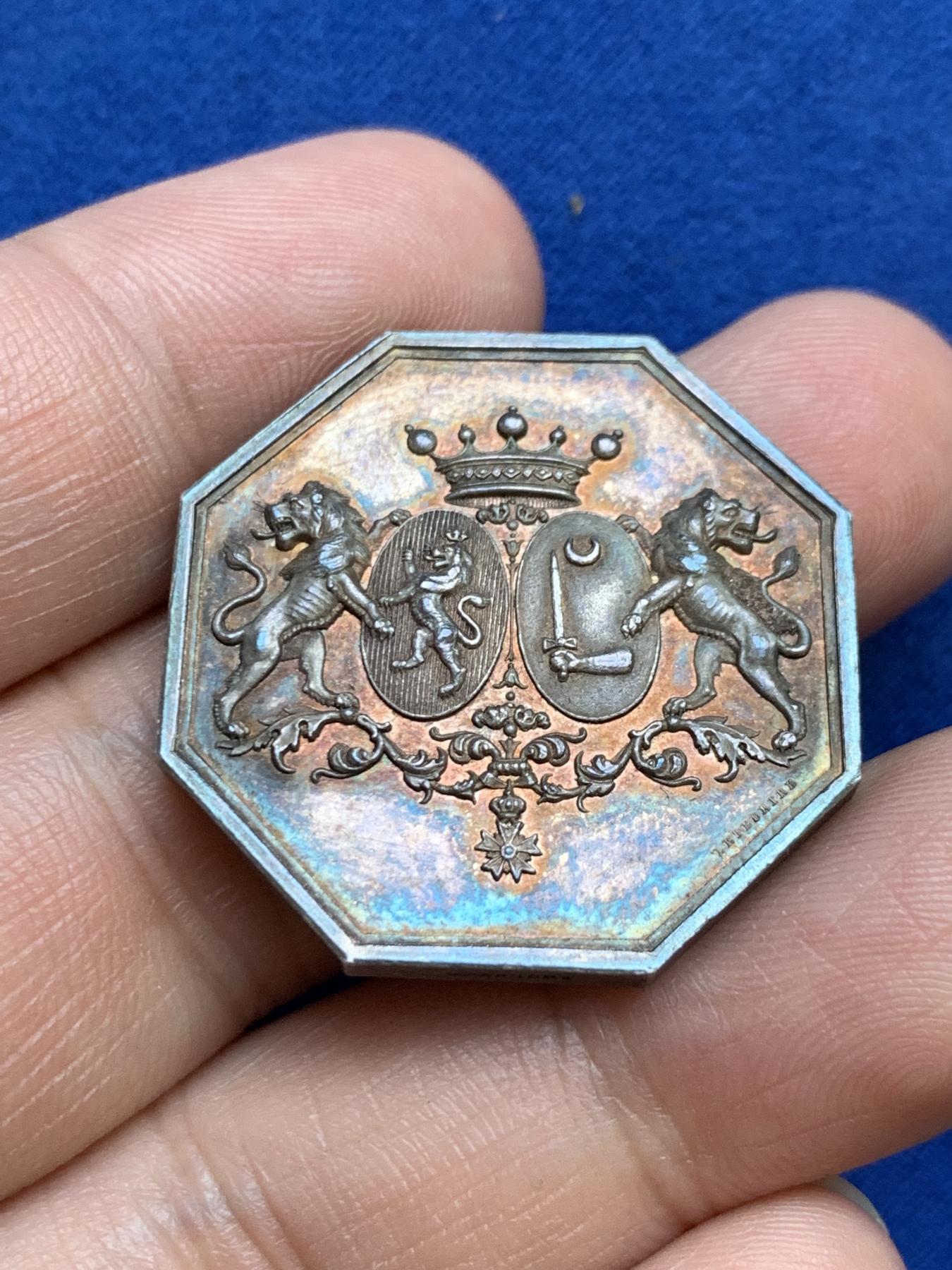 《竞宝斋》第271场-八角与章专场 周日，周一，周二  3场连拍 （全场包邮） 法国双狮背花体八角银章，13.76g，30.3mm，手指边铭，首见品种