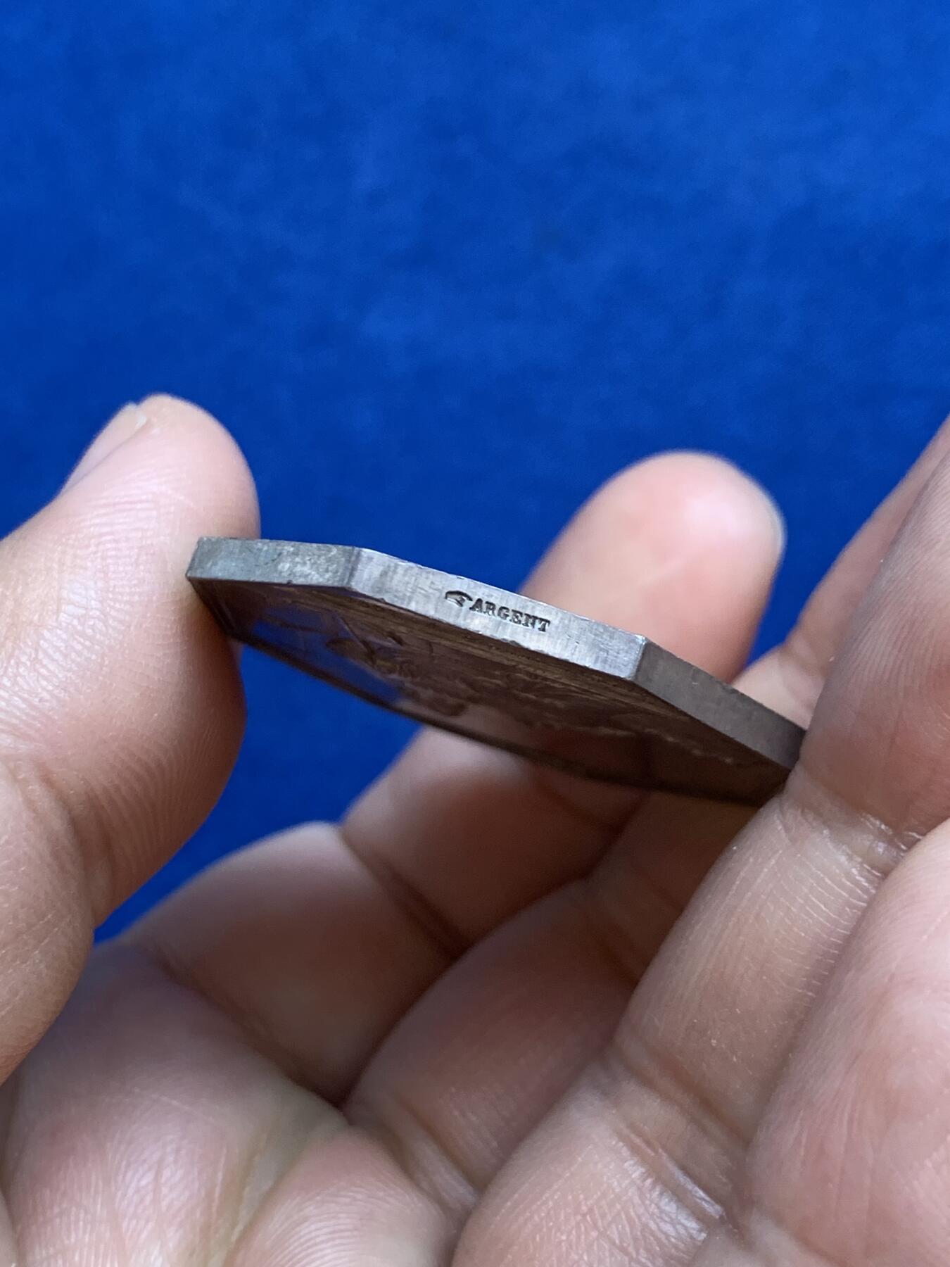 《竞宝斋》第271场-八角与章专场 周日，周一，周二  3场连拍 （全场包邮） 法国瓦伦谢纳商业银行八角银质代币 ，19.95g，35.2mm，手指边铭