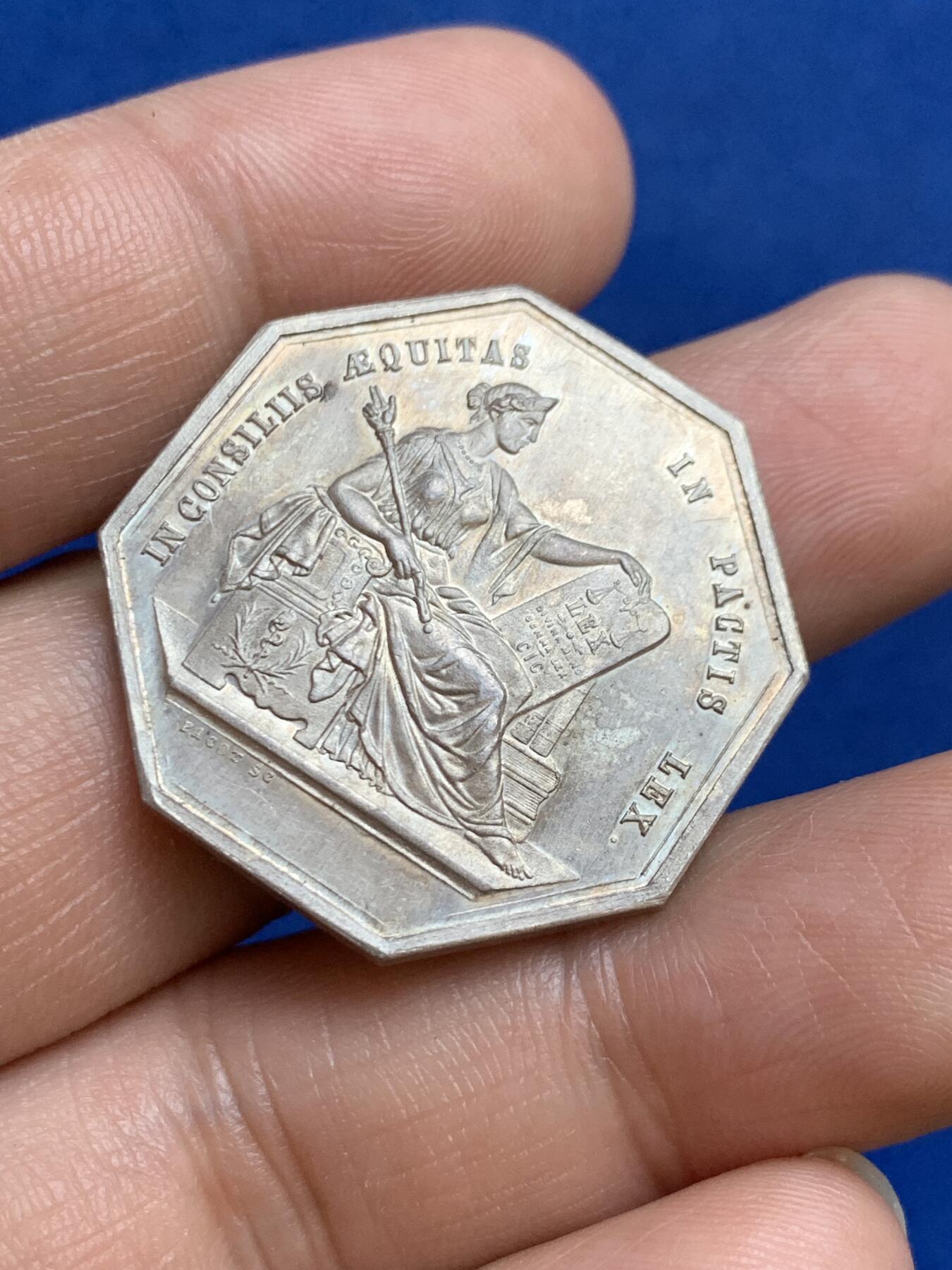 《竞宝斋》第271场-八角与章专场 周日，周一，周二  3场连拍 （全场包邮） 法国八角银质代币，昂热市公证人，14.77g，30.6mm，丰饶角边铭