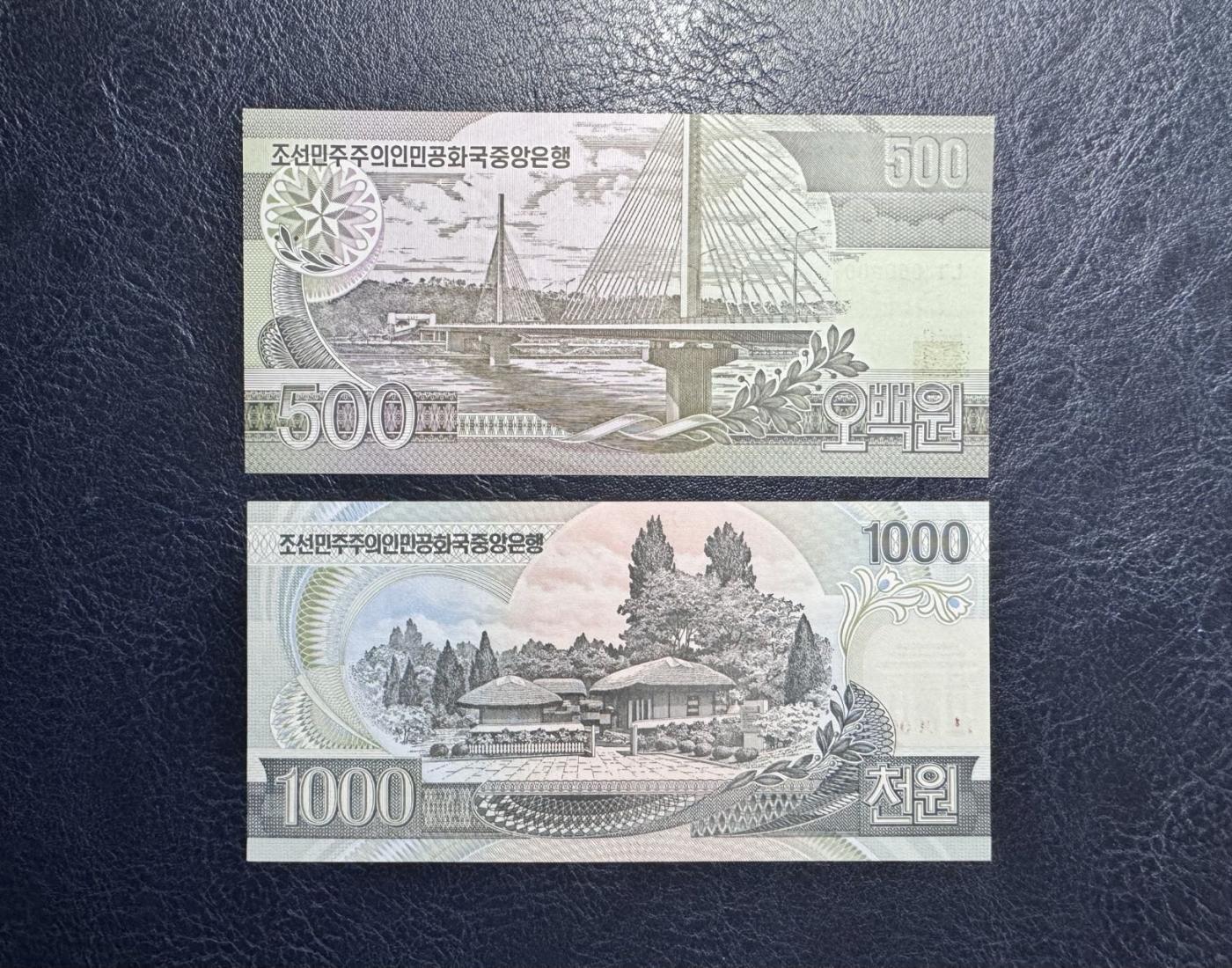 收藏联盟Quantum Auction 第347期拍卖  朝鲜1998年500元和2002年1000-5000元建国60周年纪念钞样票 品相全新UNC 