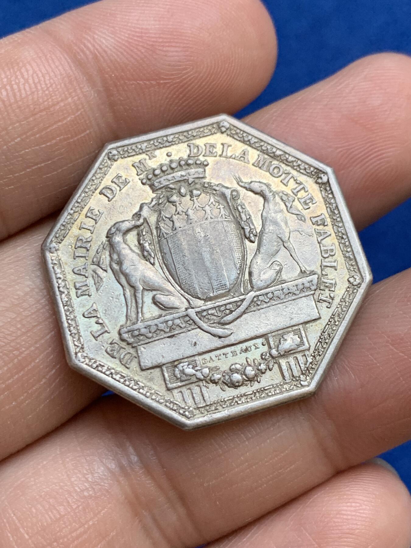 《竞宝斋》第271场-八角与章专场 周日，周一，周二  3场连拍 （全场包邮） 法国18世纪布列塔尼雷恩市市长盾徽八角银质代币，13.76g，31.7mm，早期无边铭