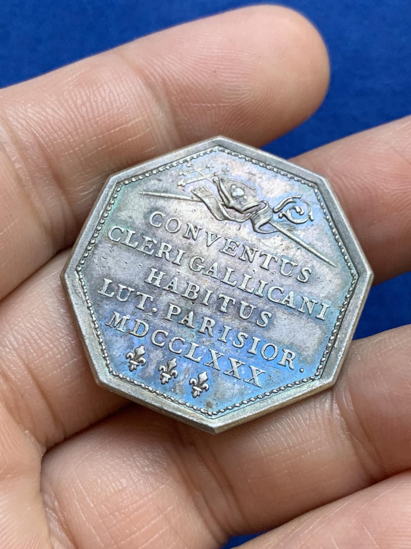 《竞宝斋》第271场-八角与章专场 周日，周一，周二  3场连拍 （全场包邮） 法国1780年宗教神职人员集会八角银质代币，12.84g，32.2mm，早期无边铭