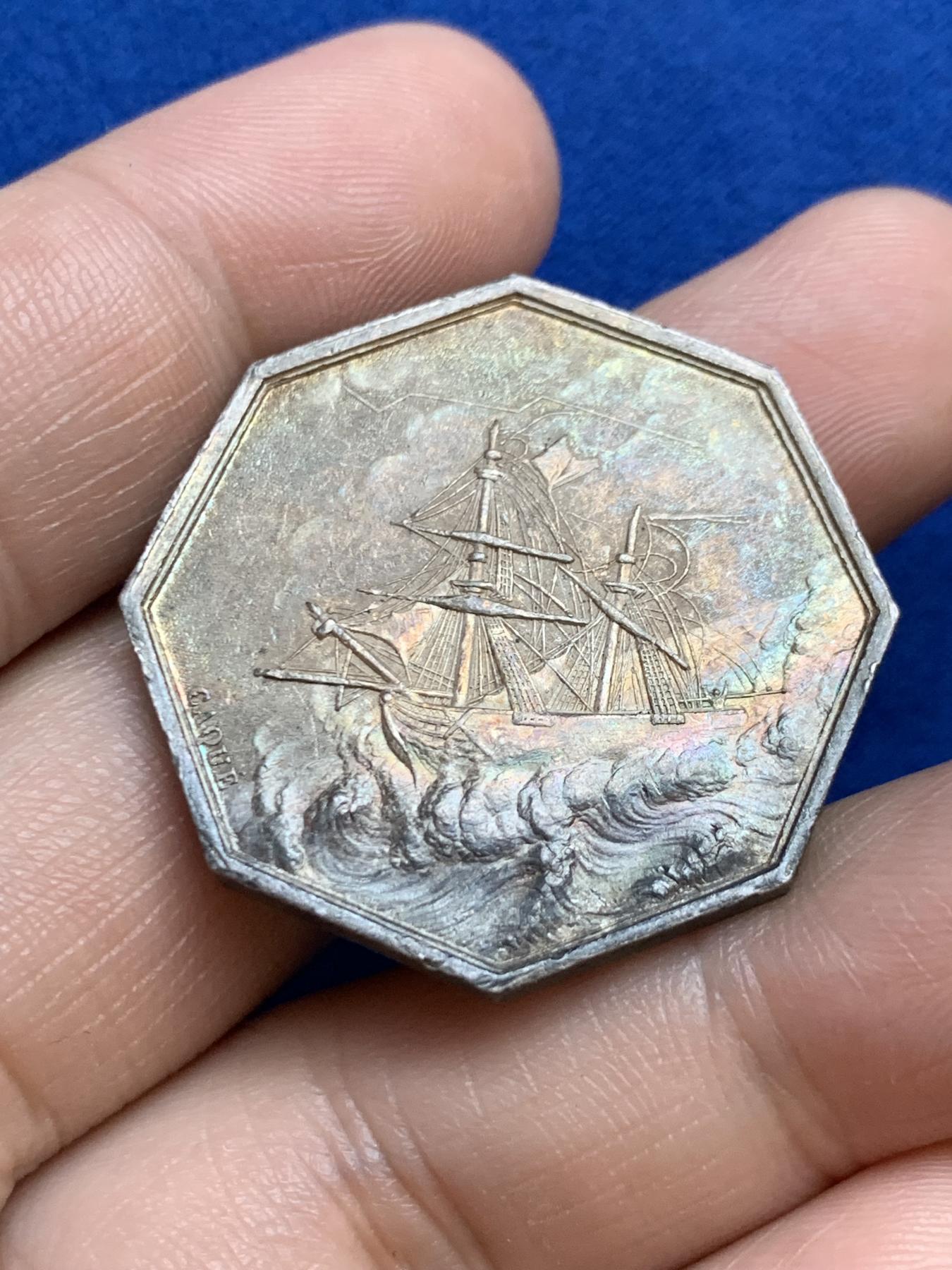 《竞宝斋》第271场-八角与章专场 周日，周一，周二  3场连拍 （全场包邮） 法国名誉品jeton目录封面海妖八角银质代币，正反面由两位大师Dubois和Caque雕刻完成，17.56g，33.2mm，1832-1841年神灯边铭