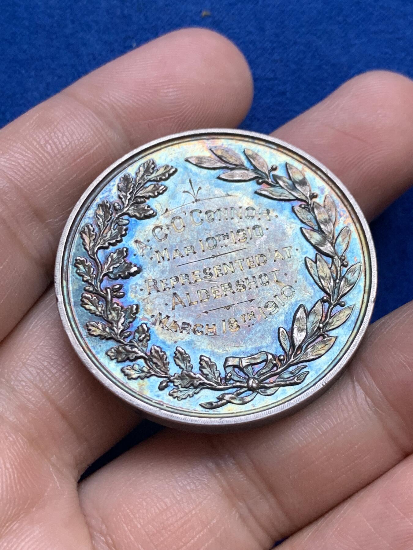 《竞宝斋》第271场-八角与章专场 周日，周一，周二  3场连拍 （全场包邮） 英国1910年惠灵顿学院银章，超高浮雕，37.99g，38.5mm，无边铭