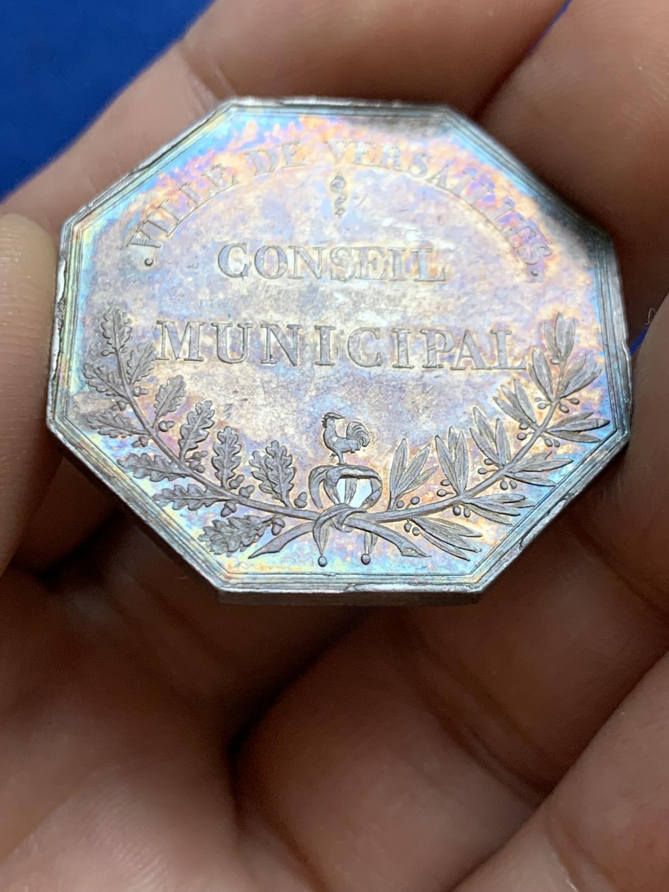 《竞宝斋》第271场-八角与章专场 周日，周一，周二  3场连拍 （全场包邮） 法国凡尔赛市政委员会八角银质代币，15.37g，32.7mm，早期无边铭