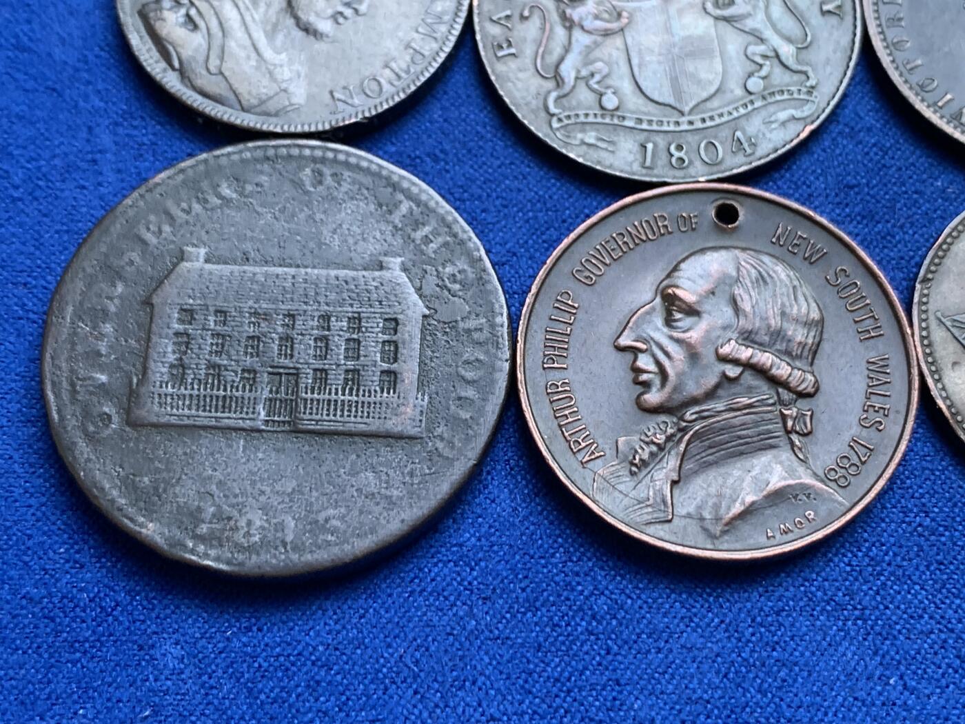 《竞宝斋》第269场- 周日，周一，周二  3场连拍 （全场包邮） 8枚一组 1枚1便士代币 2枚半便士代币 1枚根西1便士 1枚根西1/13便士 1枚1804东印度 1枚船运代币 轻微不平 1枚运动纪念章 细节见图