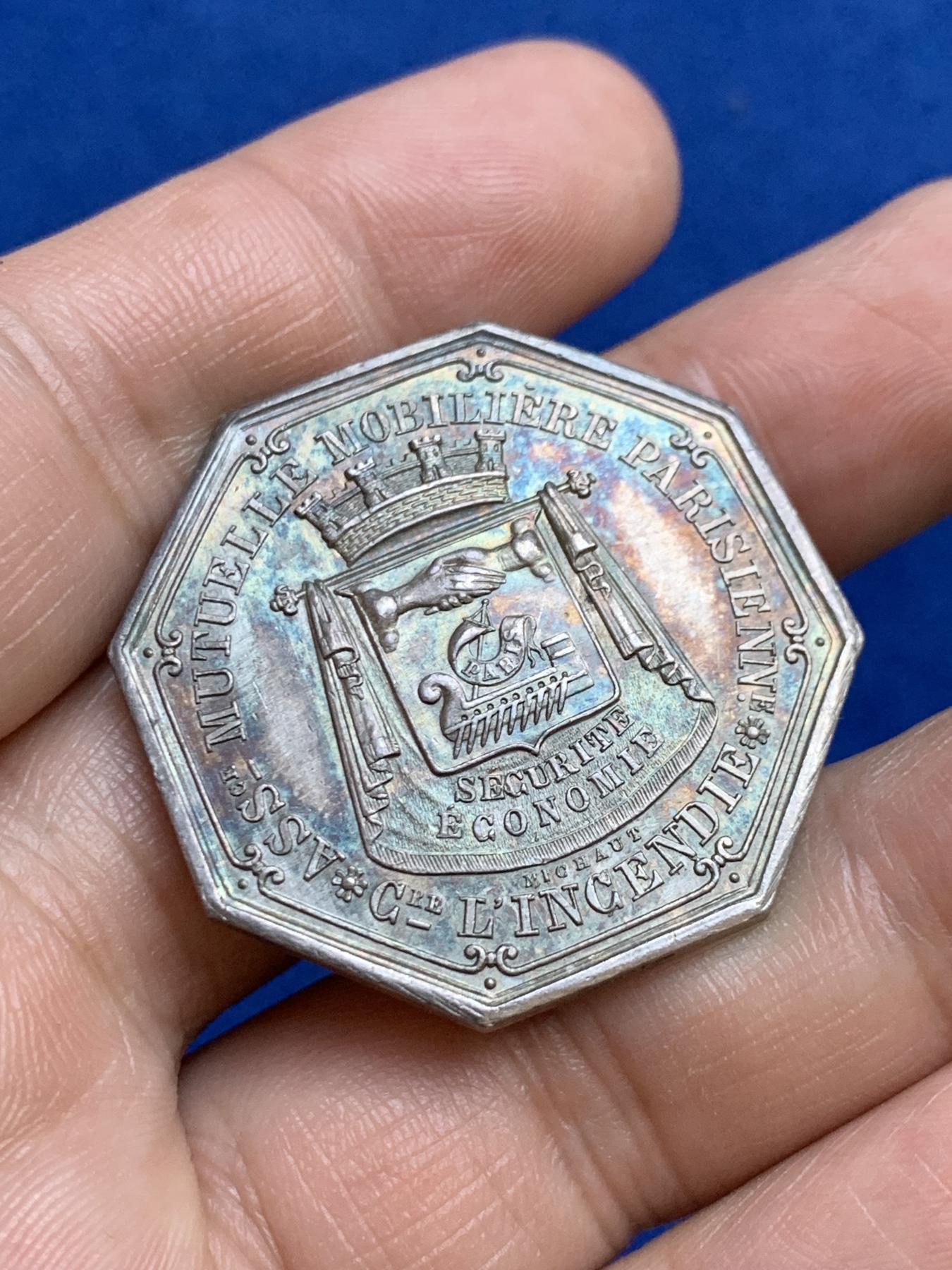 《竞宝斋》第271场-八角与章专场 周日，周一，周二  3场连拍 （全场包邮） 法国八角银章，巴黎火灾互助保险公司，18.03g，35.6mm，手指边铭
