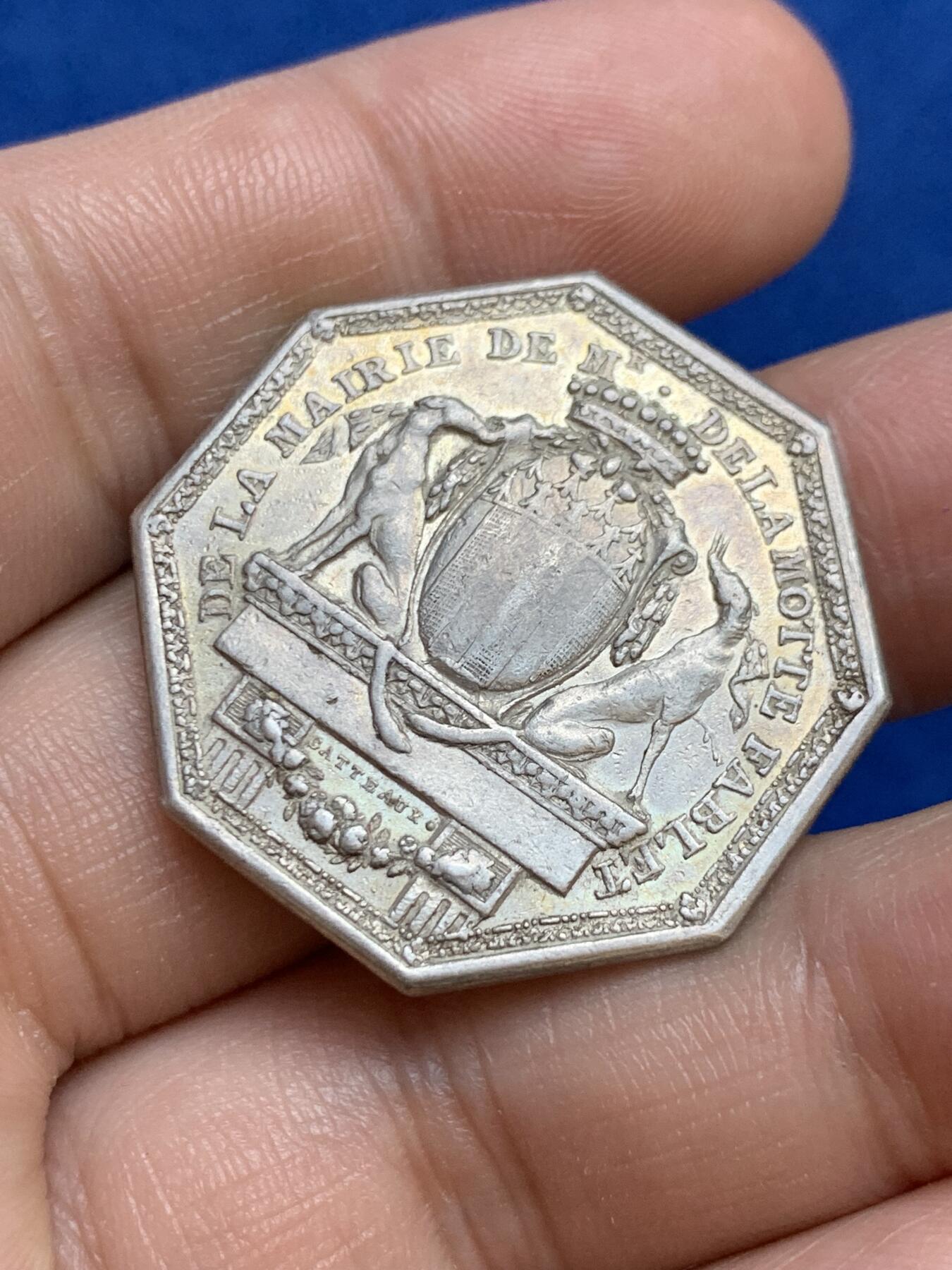 《竞宝斋》第271场-八角与章专场 周日，周一，周二  3场连拍 （全场包邮） 法国18世纪布列塔尼雷恩市市长盾徽八角银质代币，13.76g，31.7mm，早期无边铭