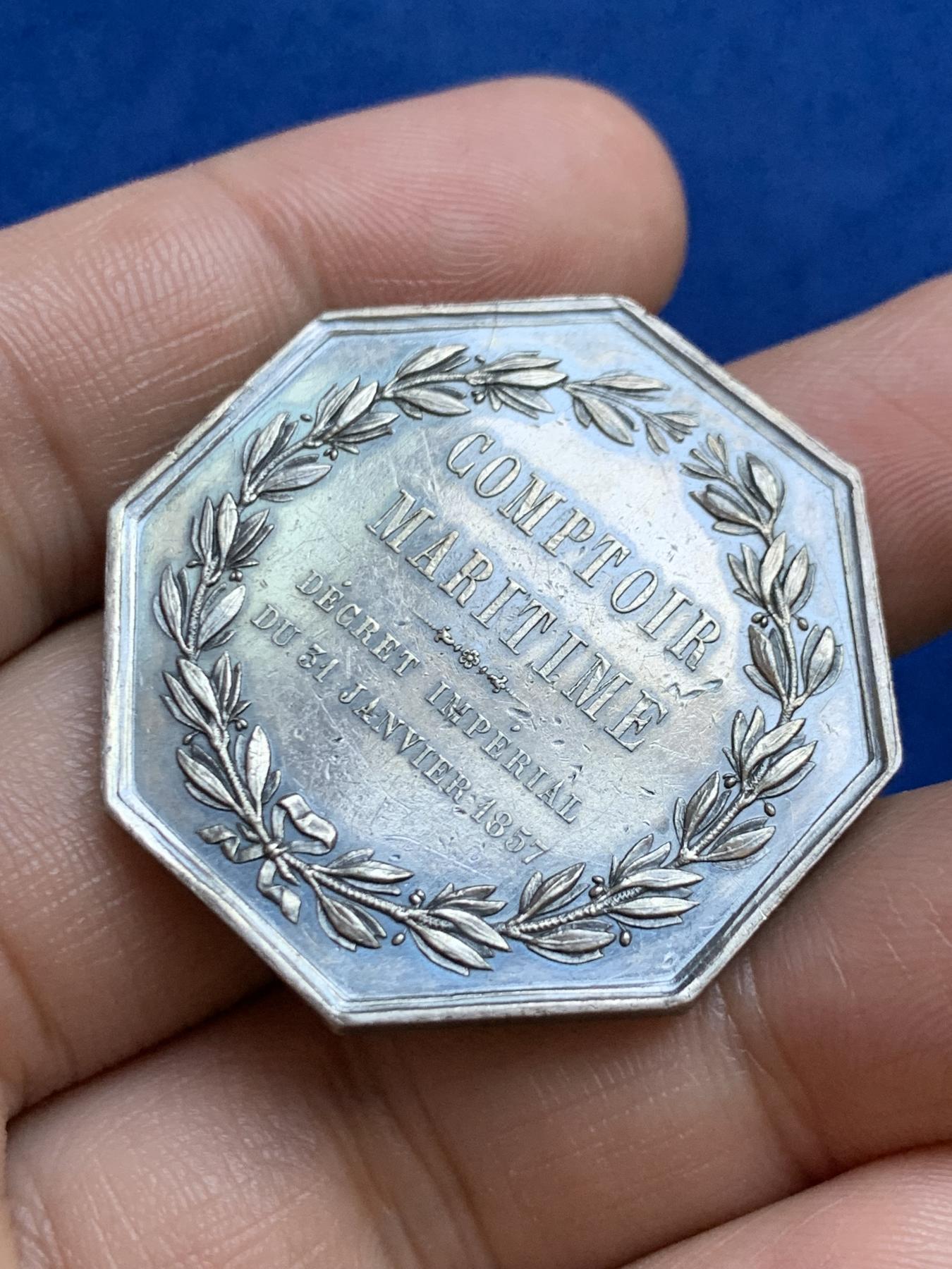 《竞宝斋》第271场-八角与章专场 周日，周一，周二  3场连拍 （全场包邮） 法国八角银质代币，海上保险公司，作者是擅长帆船雕刻的Stern，18.81g，36.3mm，1860-1879蜜蜂边铭