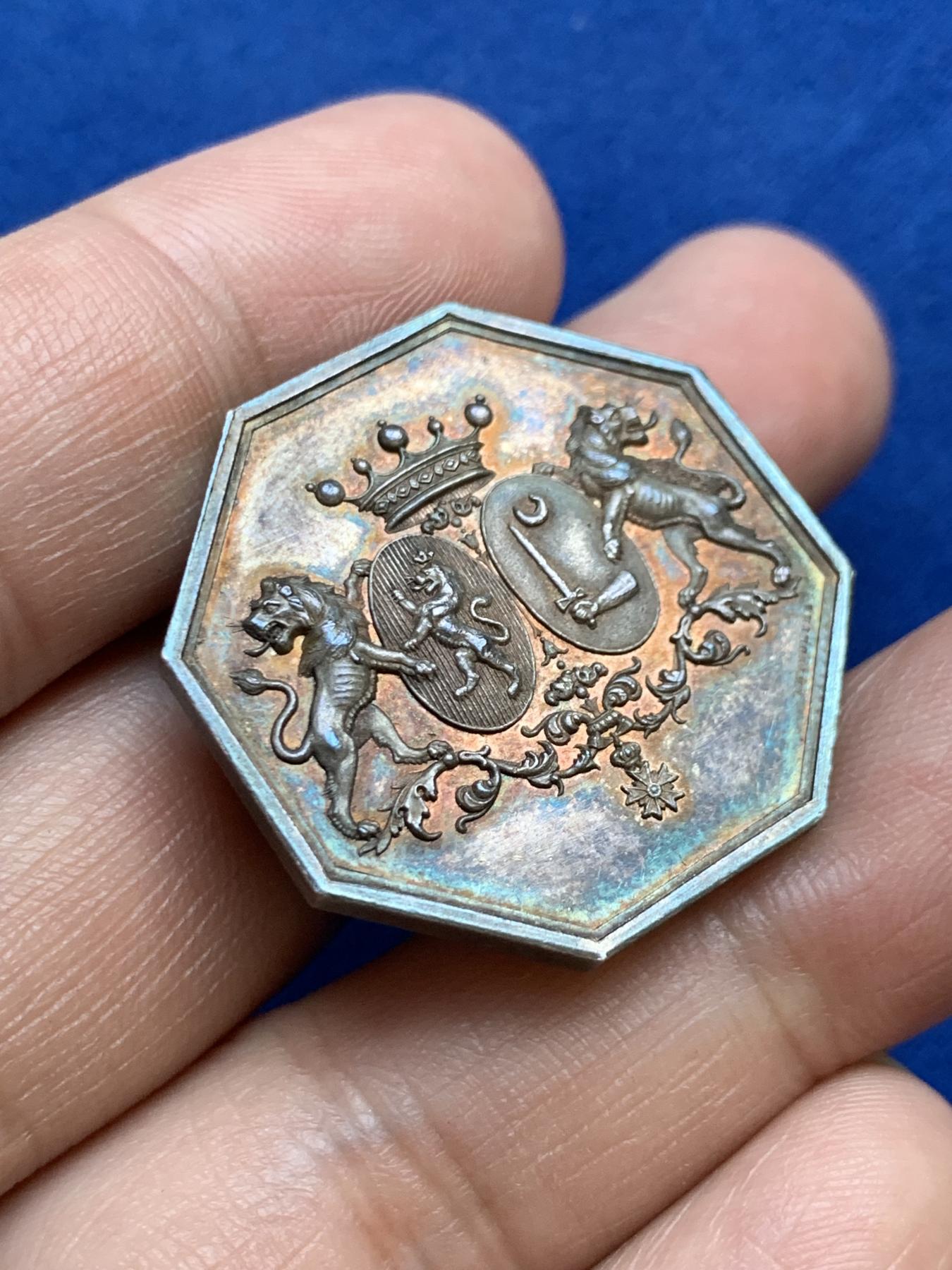 《竞宝斋》第271场-八角与章专场 周日，周一，周二  3场连拍 （全场包邮） 法国双狮背花体八角银章，13.76g，30.3mm，手指边铭，首见品种