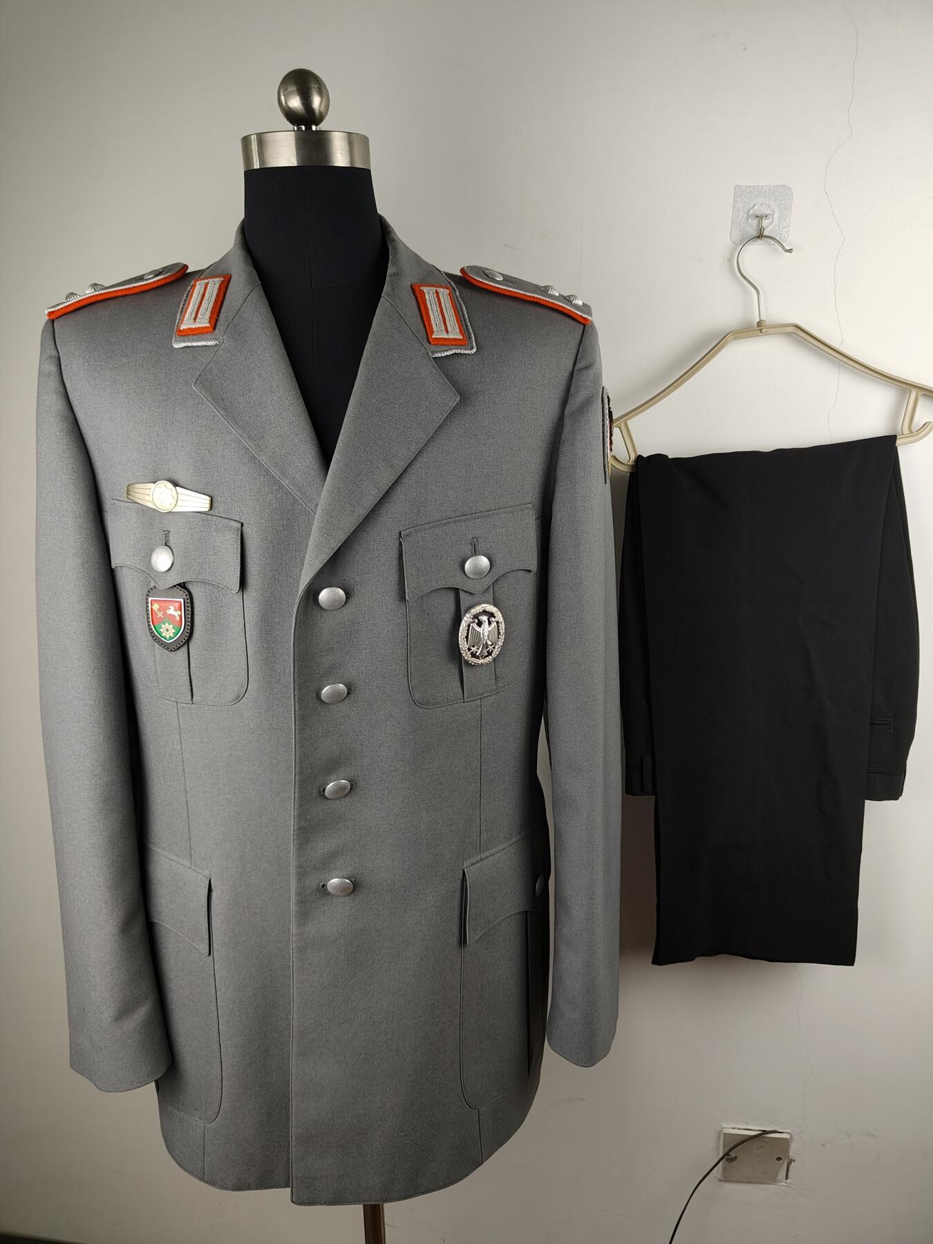 全场0元起拍 第158期 咸鱼国勋章拍卖专场 5月22日（周三）下午6：00开始 西德陆军宪兵尉官常服上衣 胸围 108 肩宽46 衣长84 袖长66 腰围76 裤长100