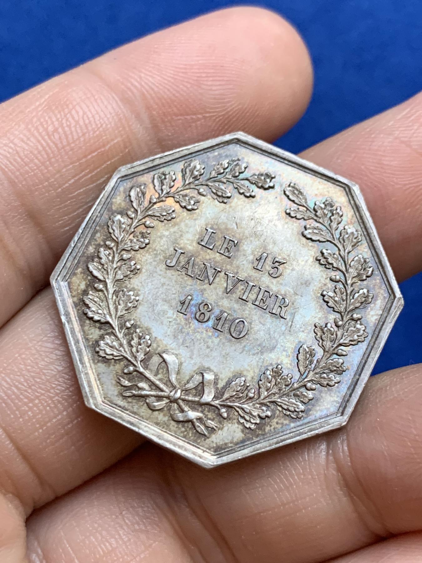 《竞宝斋》第271场-八角与章专场 周日，周一，周二  3场连拍 （全场包邮） 法国砖石承包商工会八角银质代币，12.72g，32.6mm，油灯边铭