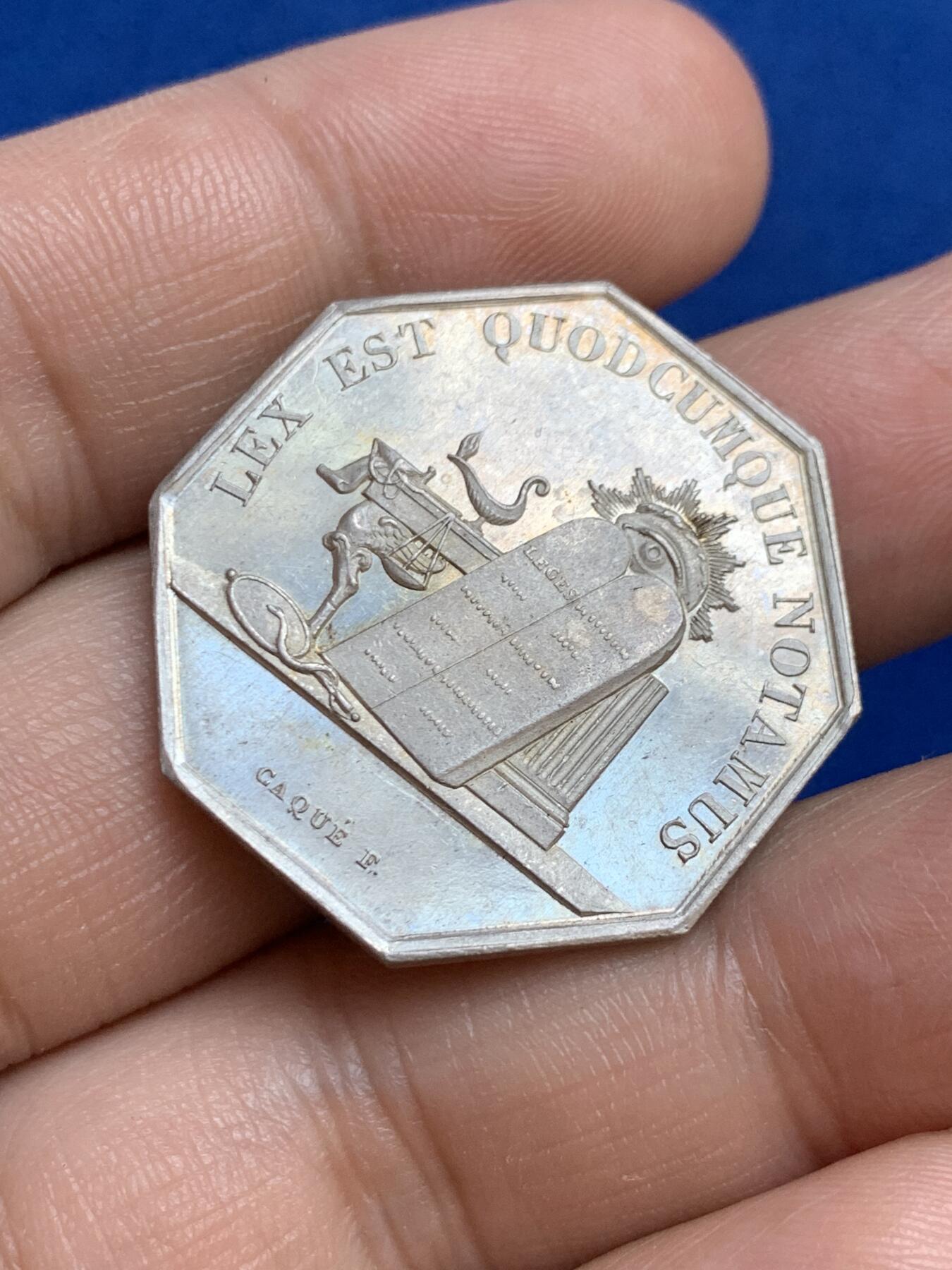 《竞宝斋》第271场-八角与章专场 周日，周一，周二  3场连拍 （全场包邮） 法国八角银质代币，欧塞尔公证人，12.61g，30.5mm，手指边铭