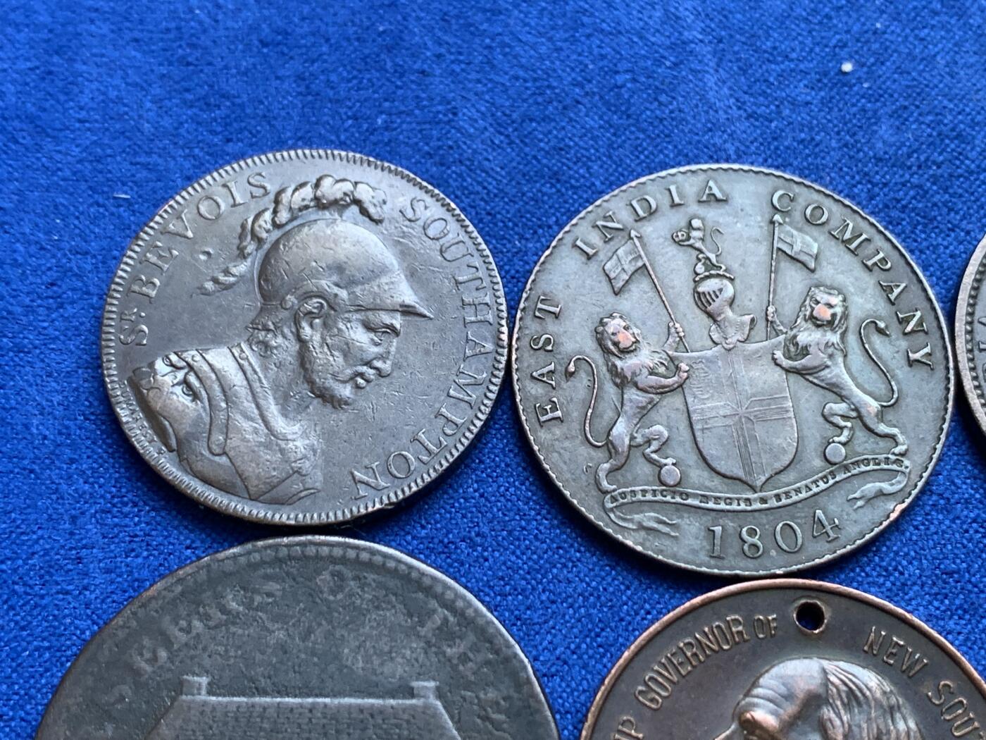 《竞宝斋》第269场- 周日，周一，周二  3场连拍 （全场包邮） 8枚一组 1枚1便士代币 2枚半便士代币 1枚根西1便士 1枚根西1/13便士 1枚1804东印度 1枚船运代币 轻微不平 1枚运动纪念章 细节见图