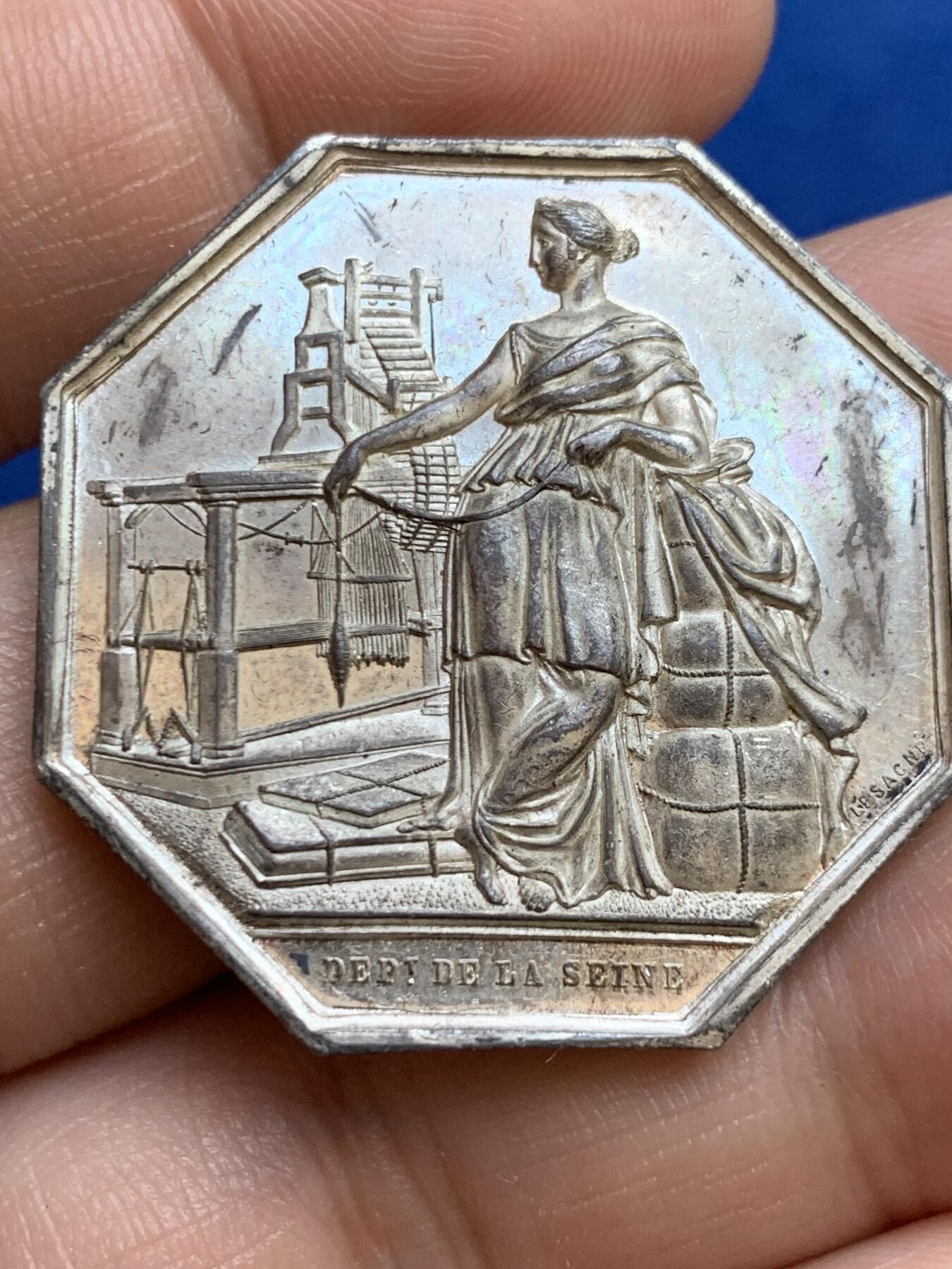 《竞宝斋》第271场-八角与章专场 周日，周一，周二  3场连拍 （全场包邮） 法国JETON银质八角，塞纳河工会，直径35.7毫米，重18.38克，边铭1845-1860手指