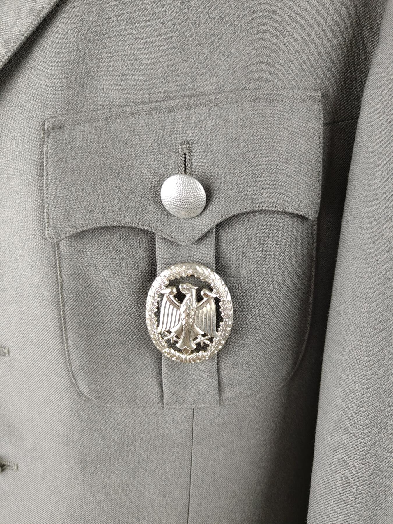 全场0元起拍 第158期 咸鱼国勋章拍卖专场 5月22日（周三）下午6：00开始 西德陆军宪兵尉官常服上衣 胸围 108 肩宽46 衣长84 袖长66 腰围76 裤长100