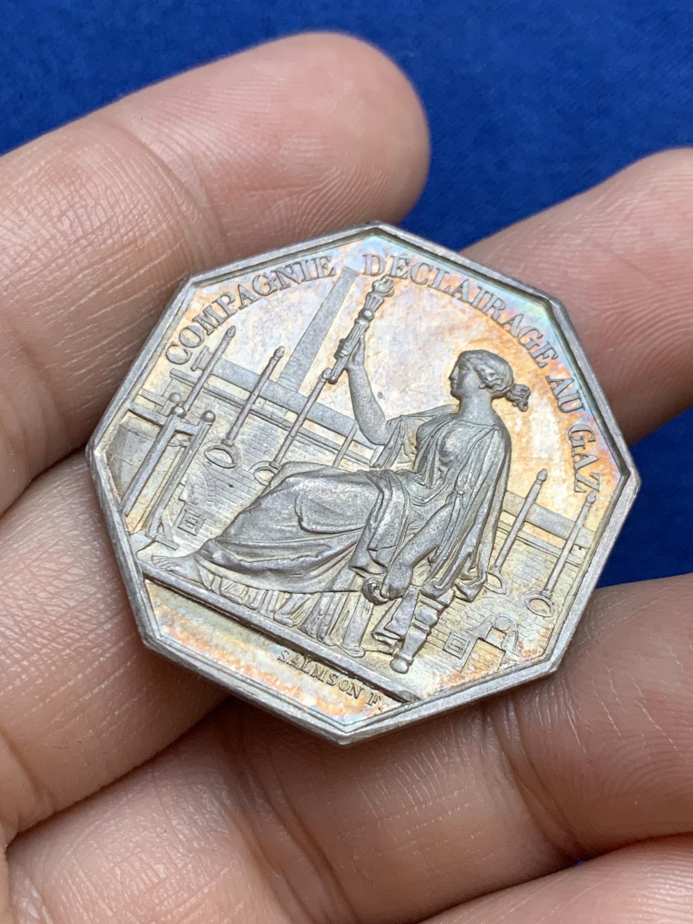 《竞宝斋》第271场-八角与章专场 周日，周一，周二  3场连拍 （全场包邮） 法国特鲁瓦燃气照明公司八角银质代币，14.84g，32.5mm，手指边铭