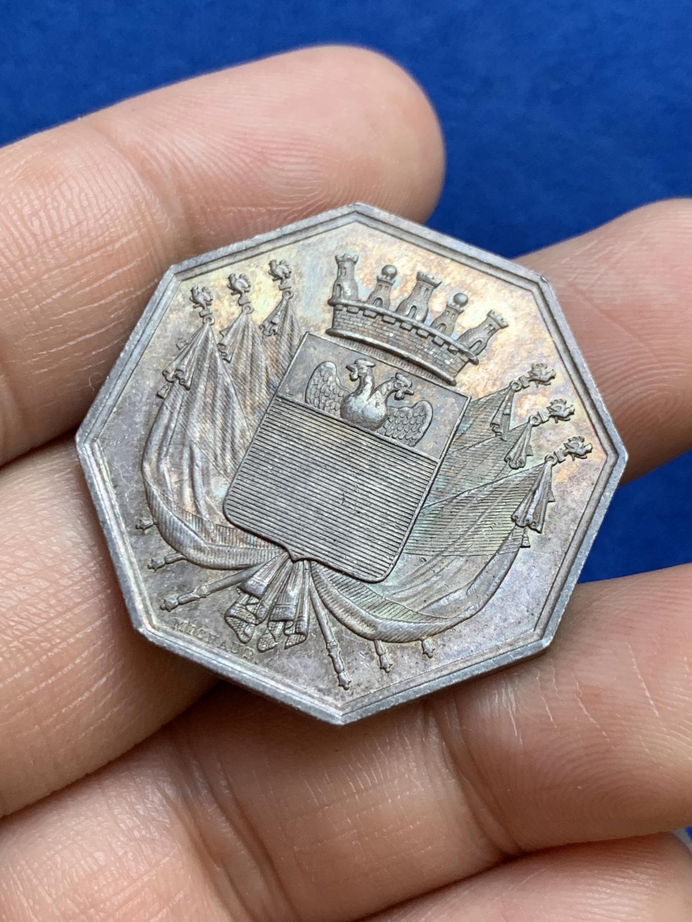 《竞宝斋》第271场-八角与章专场 周日，周一，周二  3场连拍 （全场包邮） 法国凡尔赛市政委员会八角银质代币，15.37g，32.7mm，早期无边铭