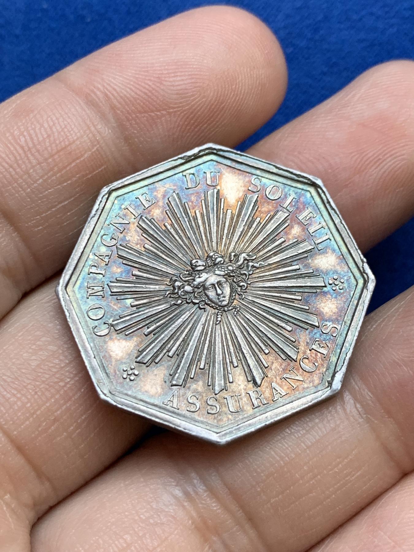 《竞宝斋》第271场-八角与章专场 周日，周一，周二  3场连拍 （全场包邮） 法国JETON银质八角，太阳保险公司，直径30.7毫米，重12.11克，边铭：1842-1845船首