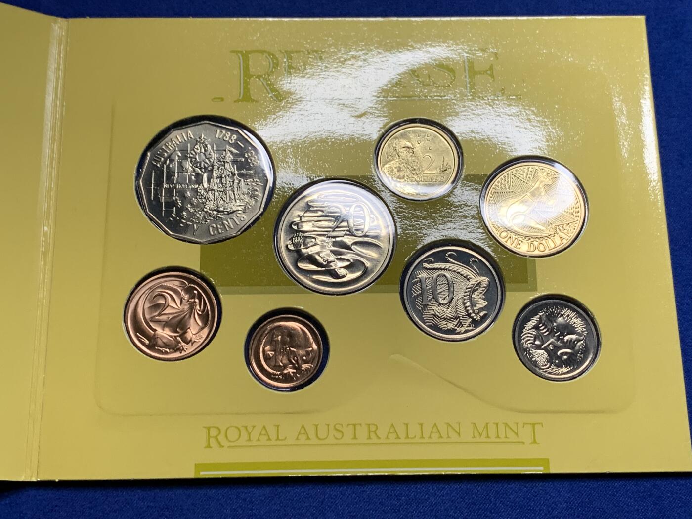 《竞宝斋》第269场- 周日，周一，周二  3场连拍 （全场包邮） 1988年澳大利亚皇家造币厂官方套币 带50分 1元流通纪念币2枚