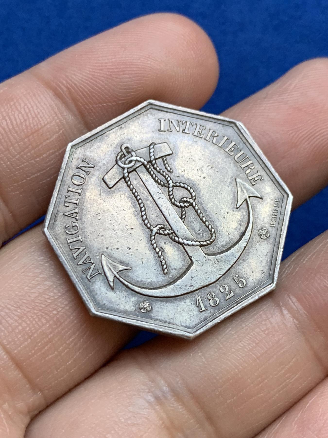 《竞宝斋》第271场-八角与章专场 周日，周一，周二  3场连拍 （全场包邮） 法国艾尔运河河流运输八角银质代币，15.09g，30.8mm，手指边铭