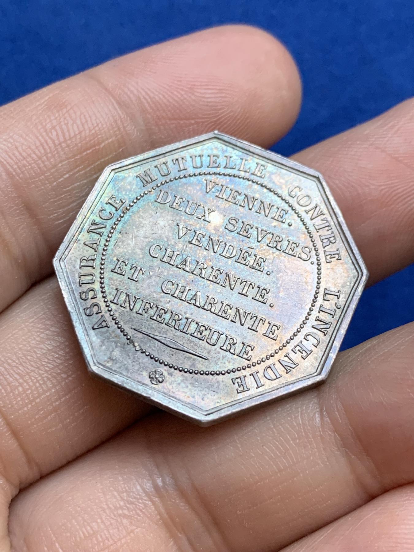 《竞宝斋》第271场-八角与章专场 周日，周一，周二  3场连拍 （全场包邮） 法国八角银章，夏朗德火灾互助保险，12.91g，30.5mm，手指边铭