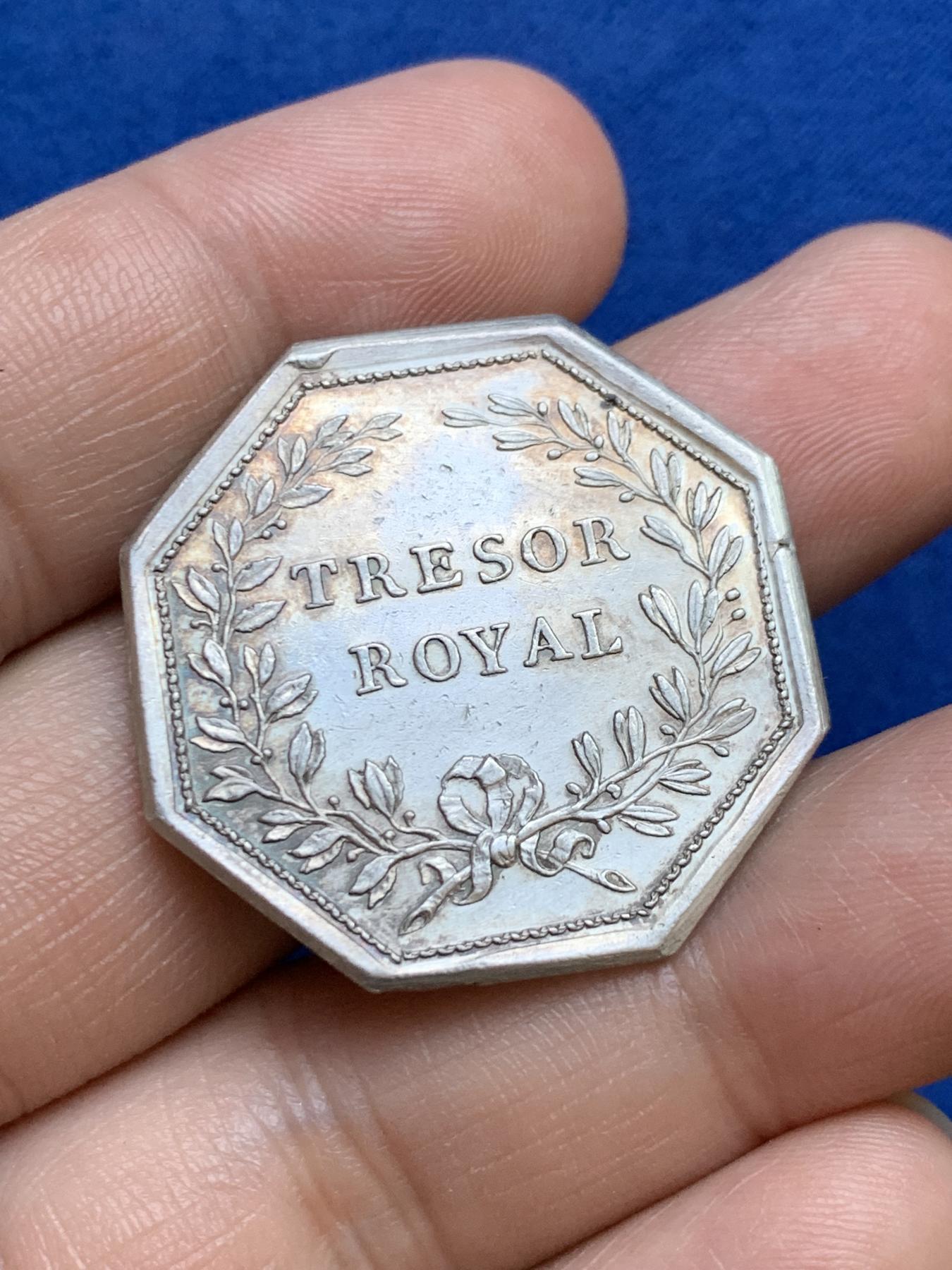 《竞宝斋》第271场-八角与章专场 周日，周一，周二  3场连拍 （全场包邮） 法国路易十六时期皇家宝藏八角银质代币，13.28g，32.3mm，早期无边铭