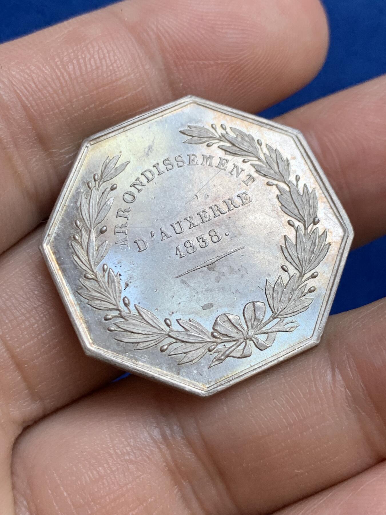 《竞宝斋》第271场-八角与章专场 周日，周一，周二  3场连拍 （全场包邮） 法国八角银质代币，欧塞尔公证人，12.61g，30.5mm，手指边铭