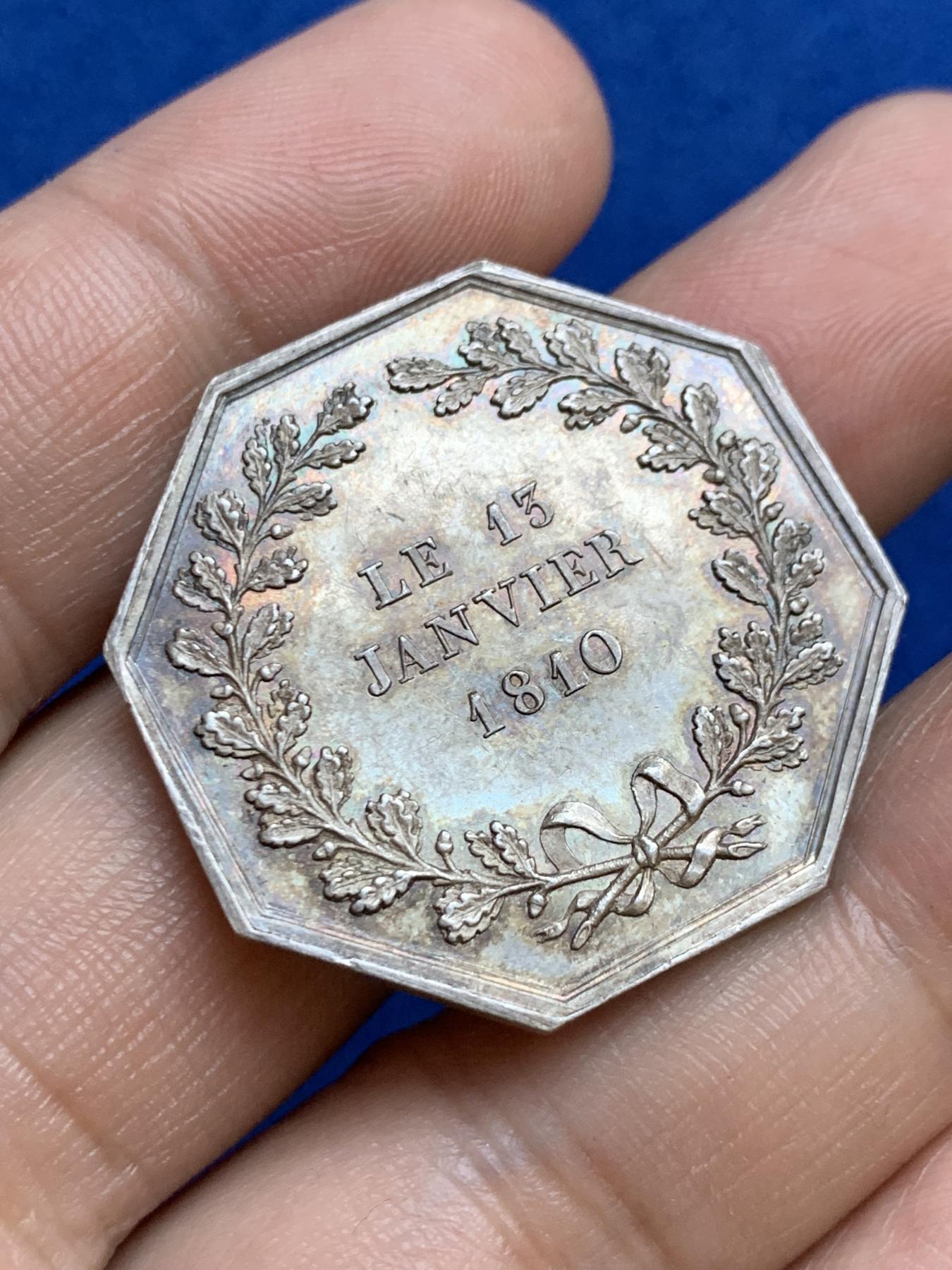 《竞宝斋》第271场-八角与章专场 周日，周一，周二  3场连拍 （全场包邮） 法国砖石承包商工会八角银质代币，12.72g，32.6mm，油灯边铭