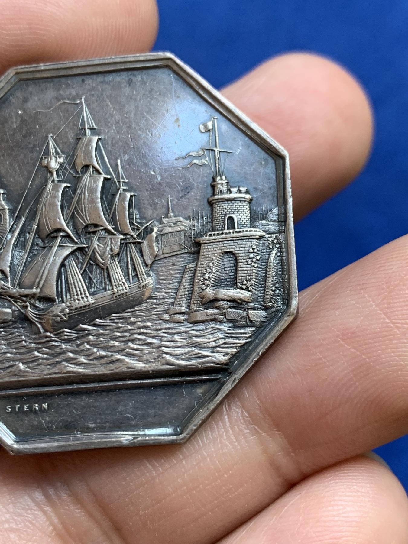 《竞宝斋》第271场-八角与章专场 周日，周一，周二  3场连拍 （全场包邮） 法国八角银质代币，海上保险公司，作者是擅长帆船雕刻的Stern，18.81g，36.3mm，1860-1879蜜蜂边铭