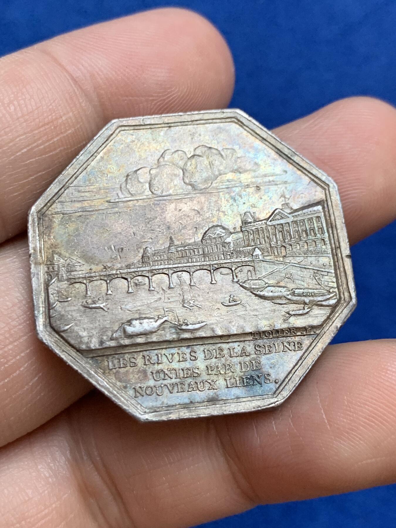 《竞宝斋》第271场-八角与章专场 周日，周一，周二  3场连拍 （全场包邮） 法国1800年塞纳河三座铁桥公司八角银质代币，20.45g， 35.3mm，1832年之前无边铭